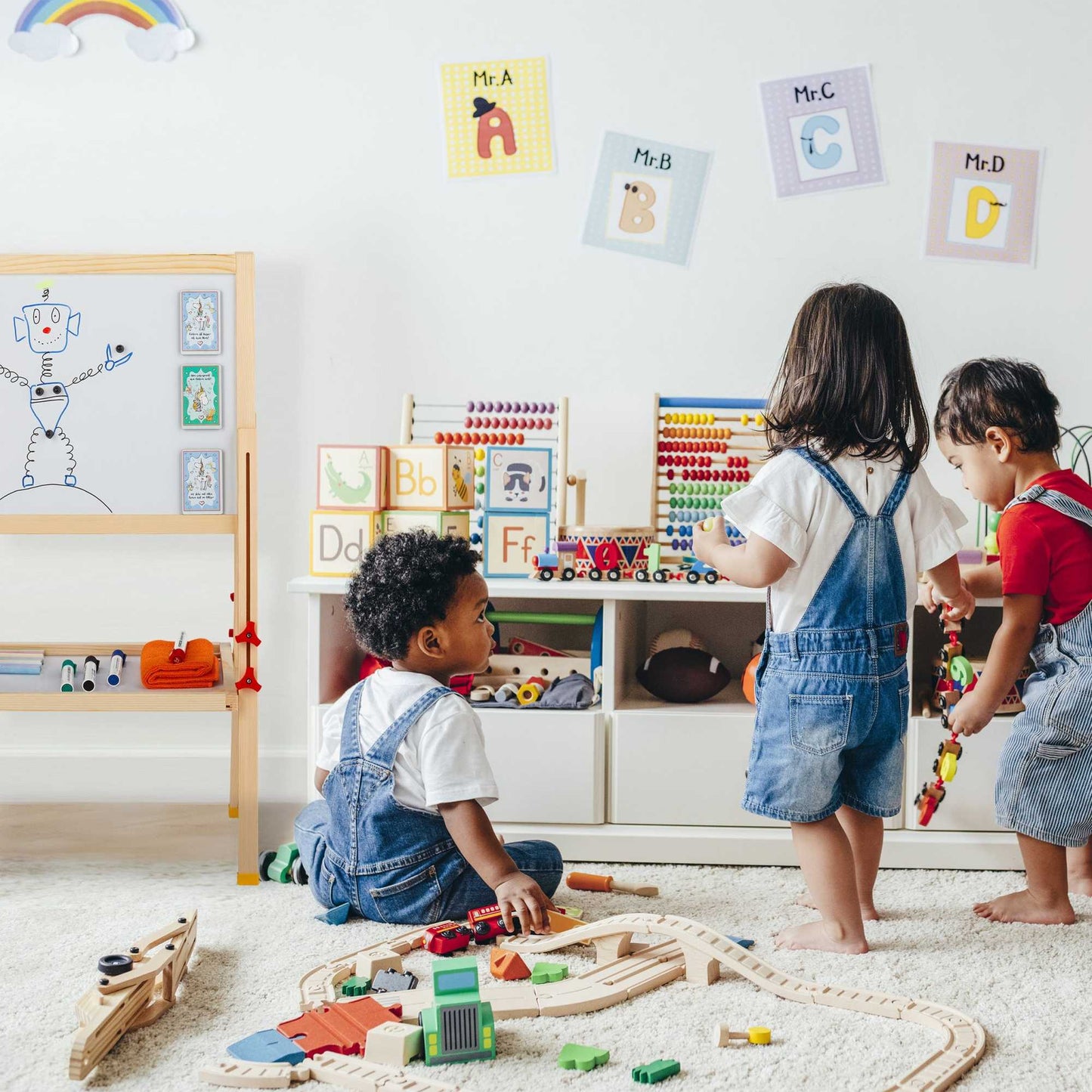 Height-adjustable drawing stand for children