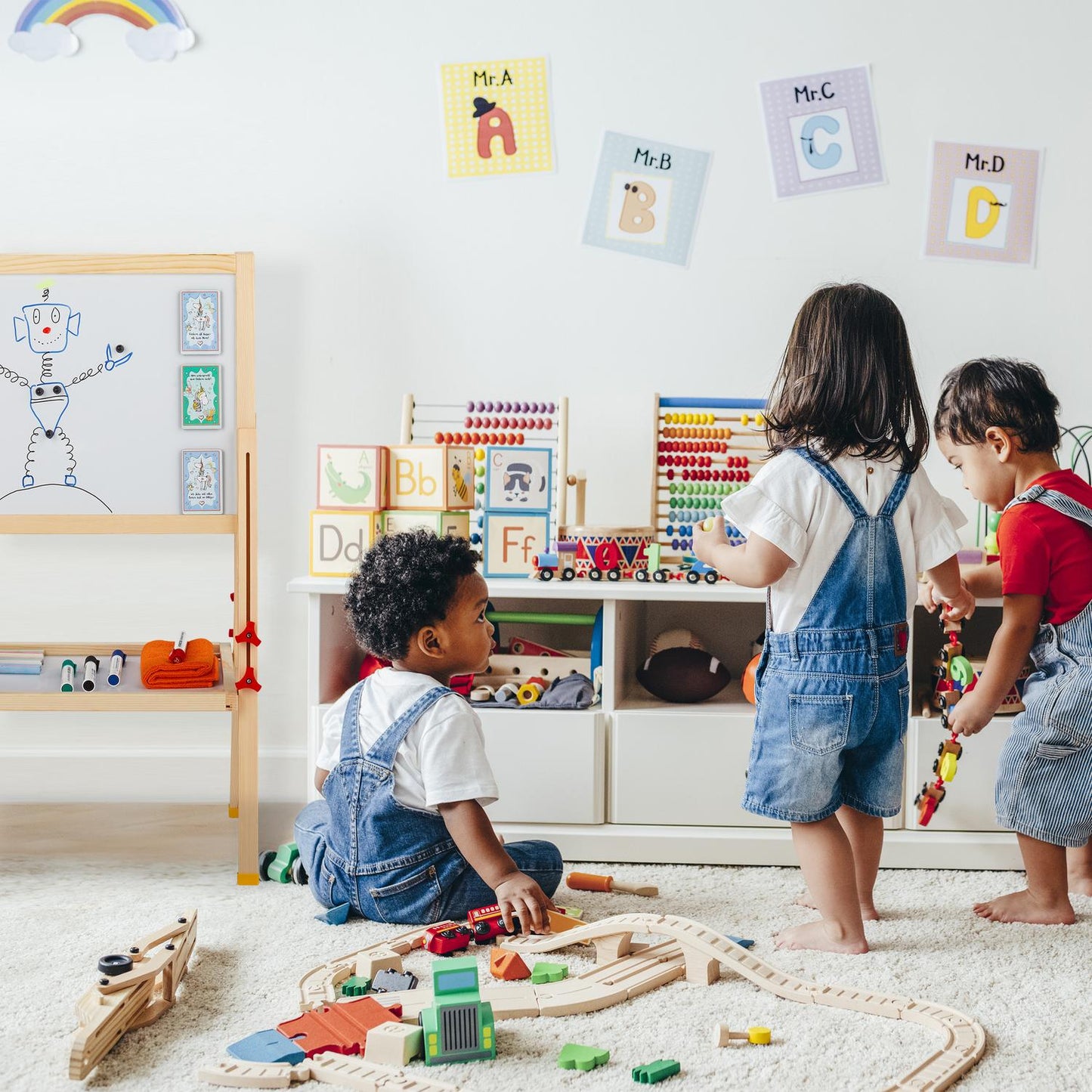Height-adjustable drawing stand for children