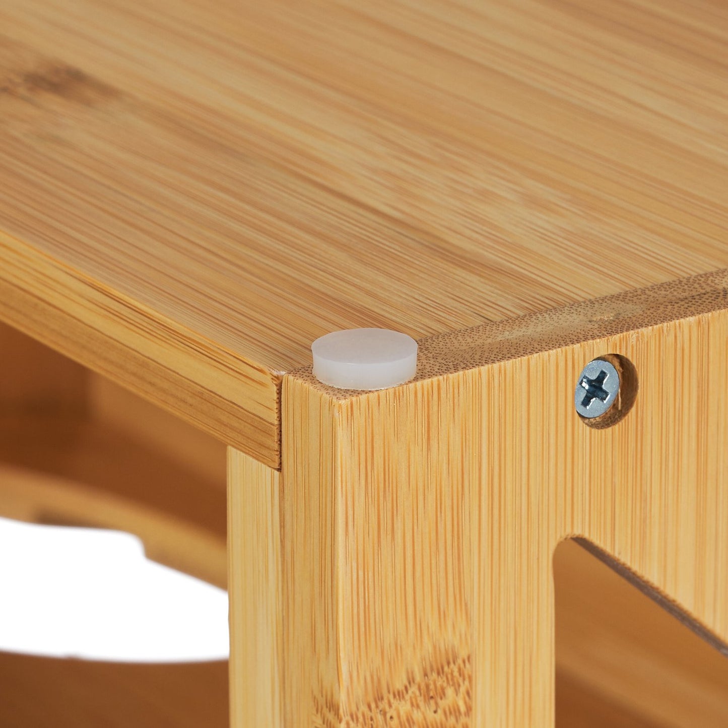 Height-adjustable feeding station for cats