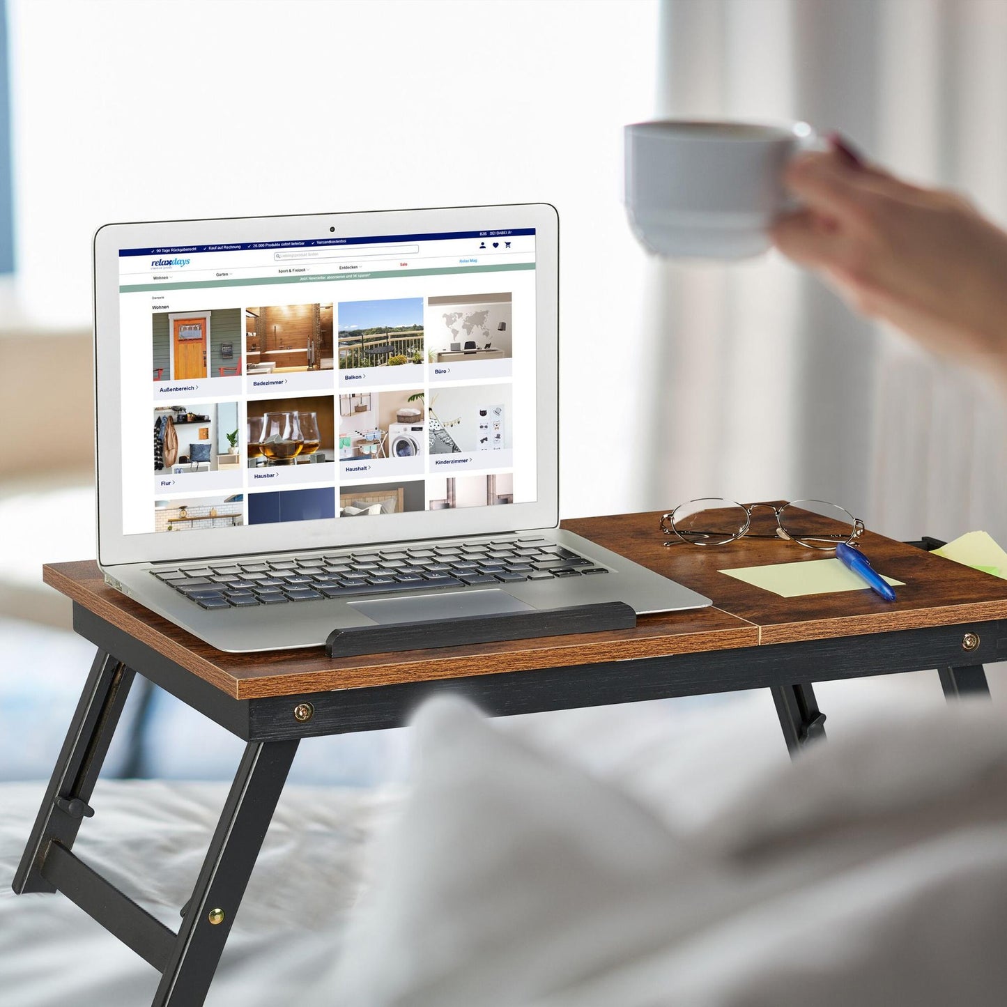 Height adjustable laptop table