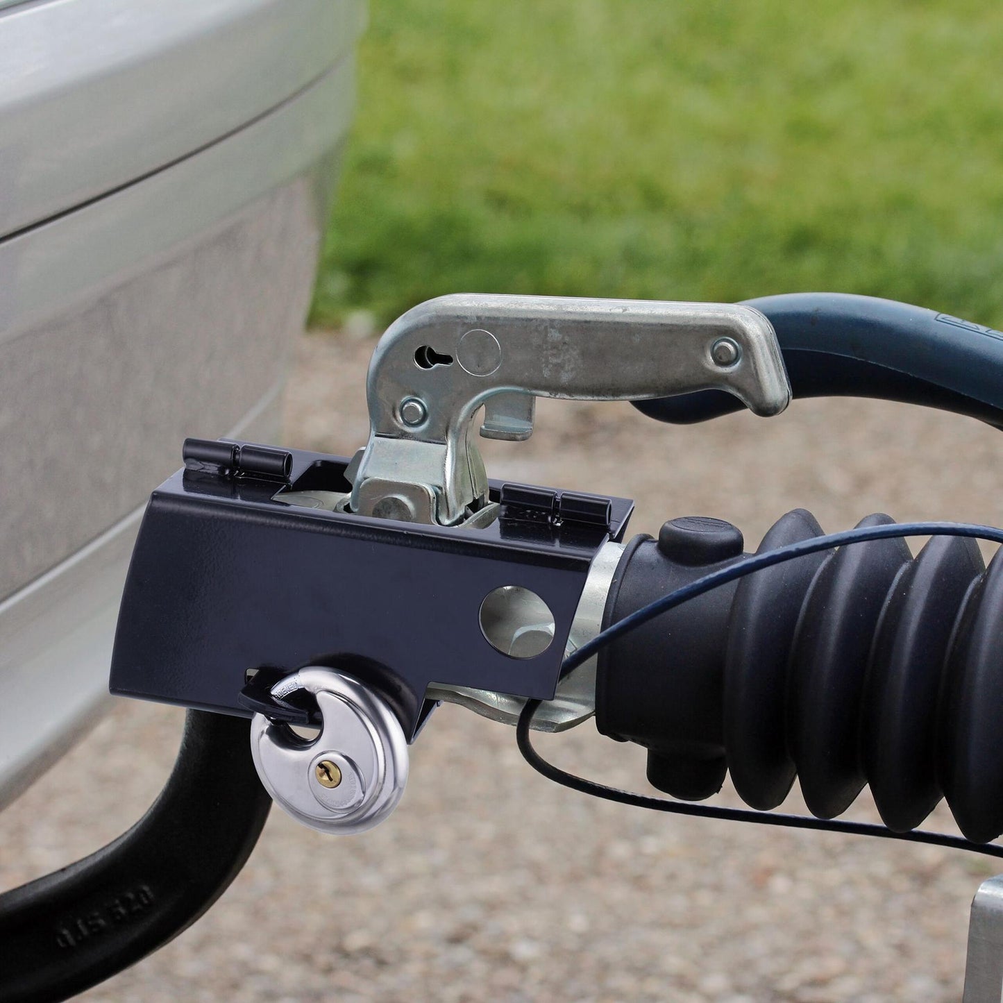 Hinge lock for trailer