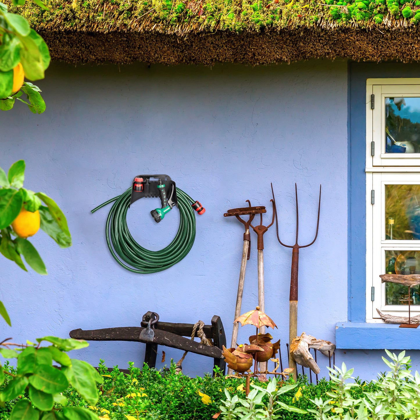 Hose holder wall