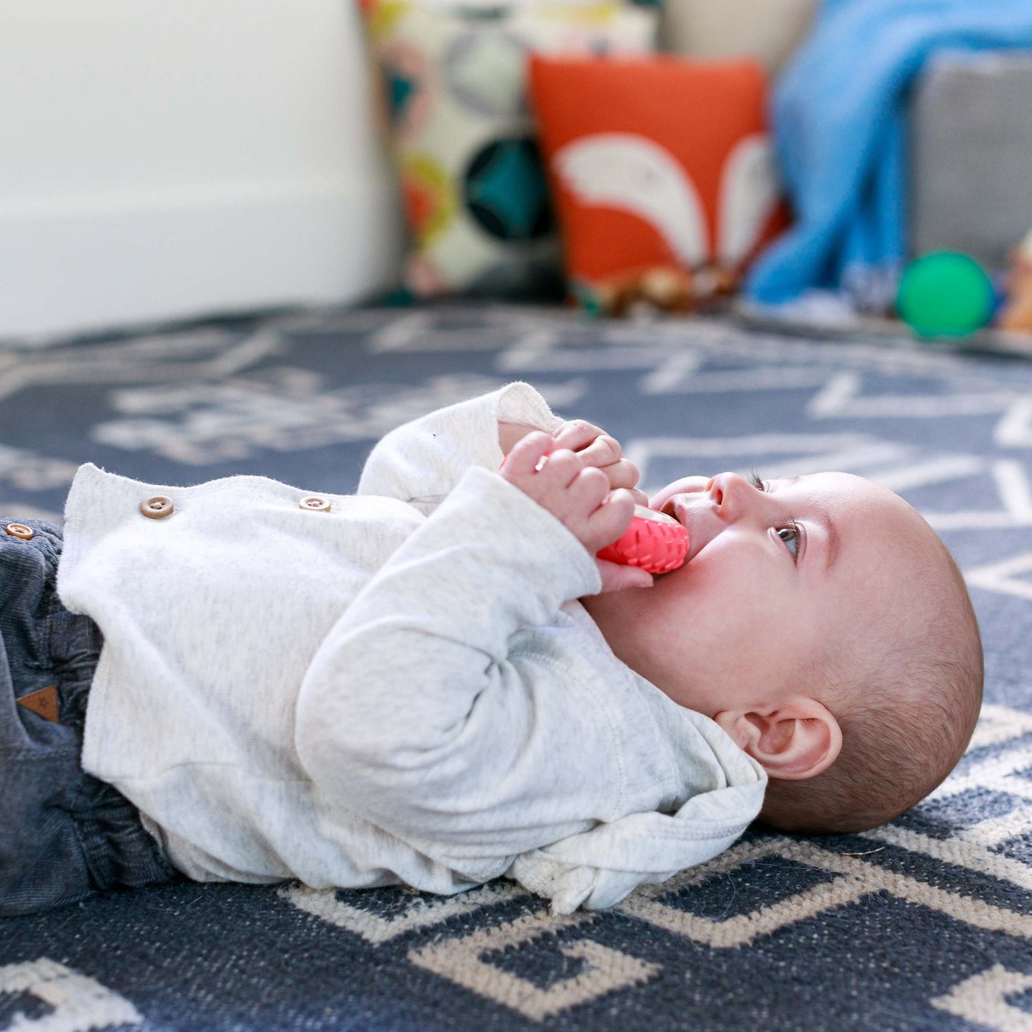 Infantino Lil´ Nibbles Vibrating Teether- Apple