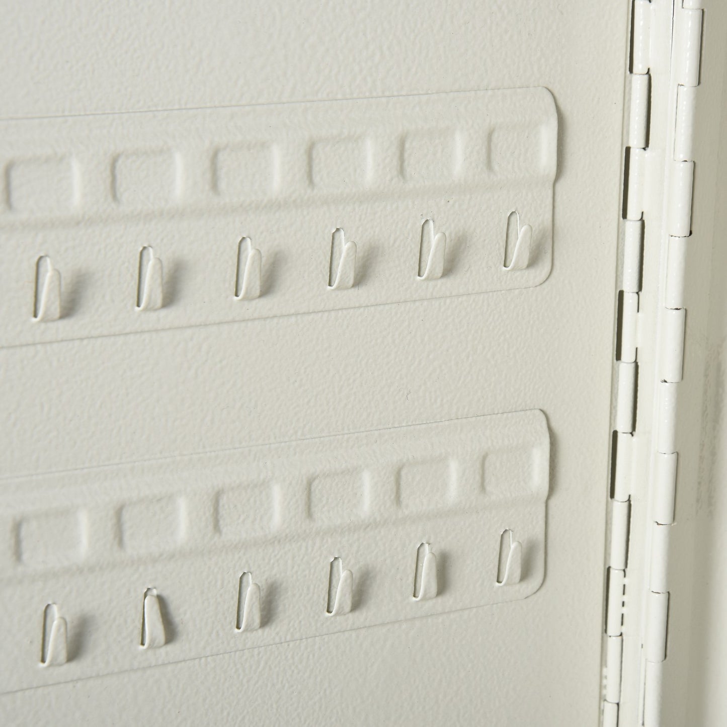 Lockable steel key cabinet, 93 hooks, cream white, 30x24x7.5 cm