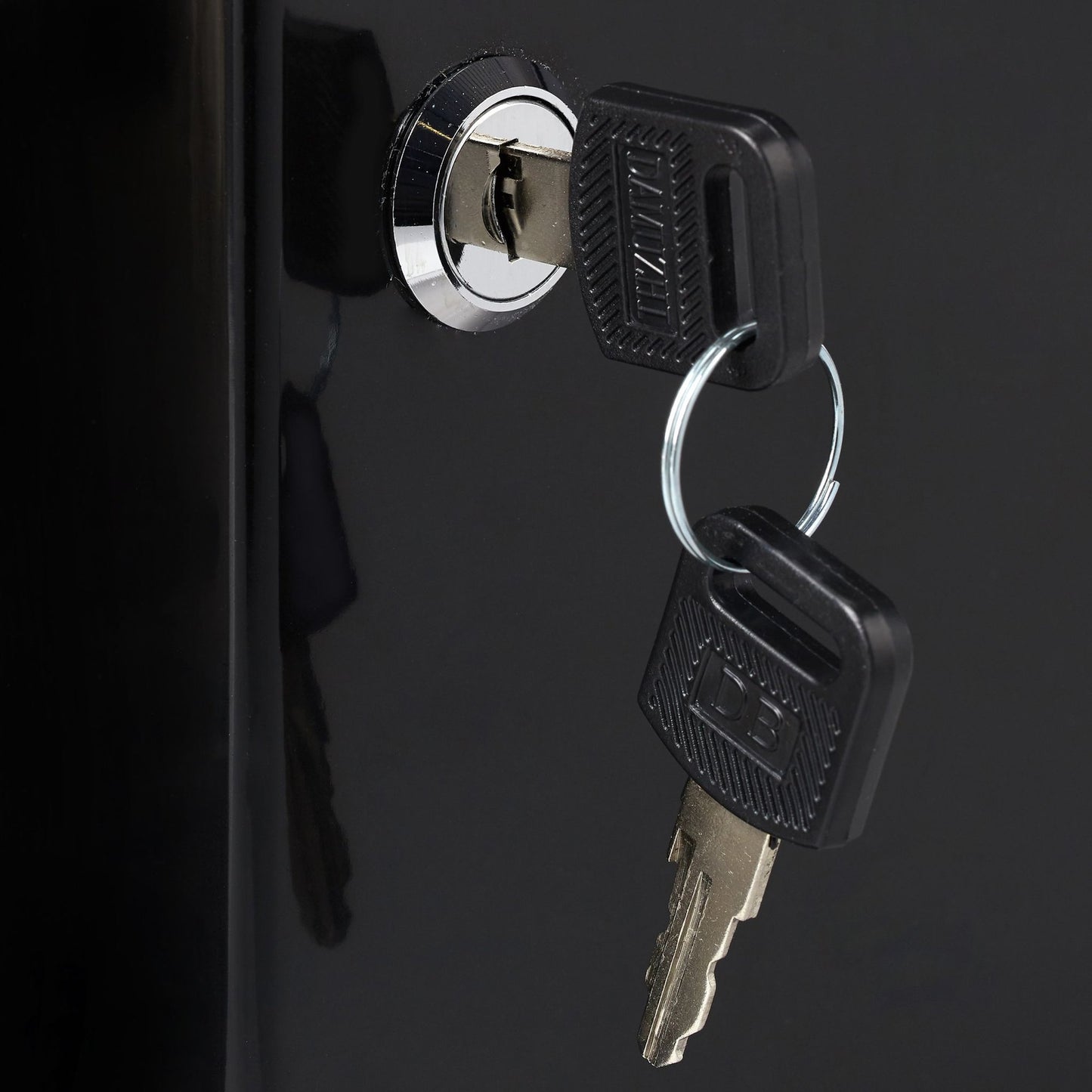 Key cabinet with lock