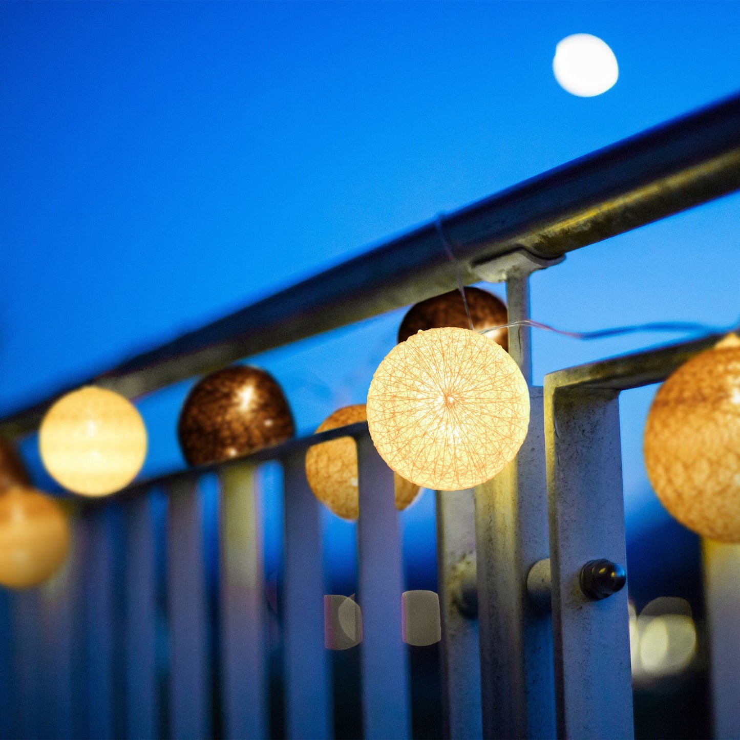 LED light chain with 10 balls