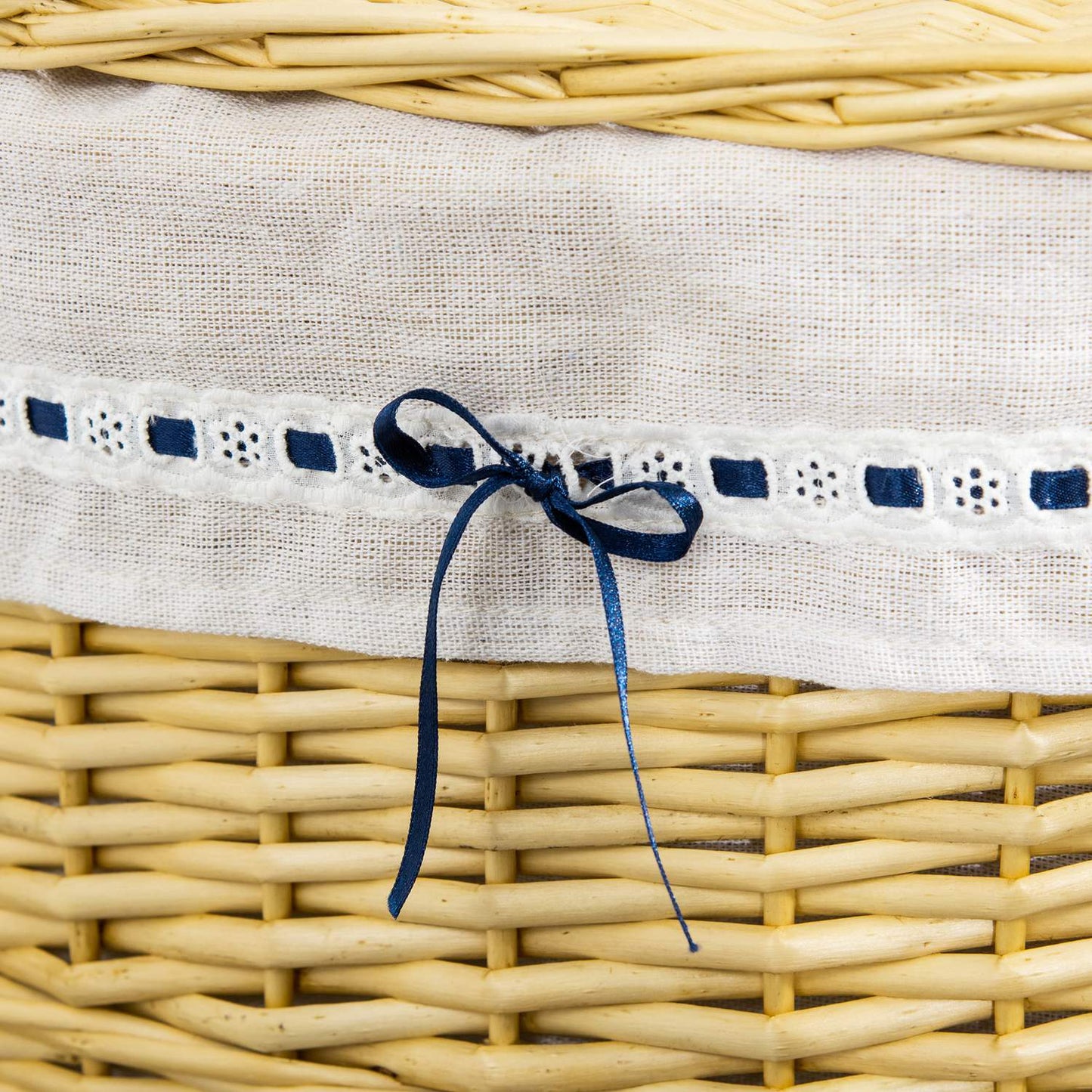 Wicker laundry basket with lid, 100L capacity, natural