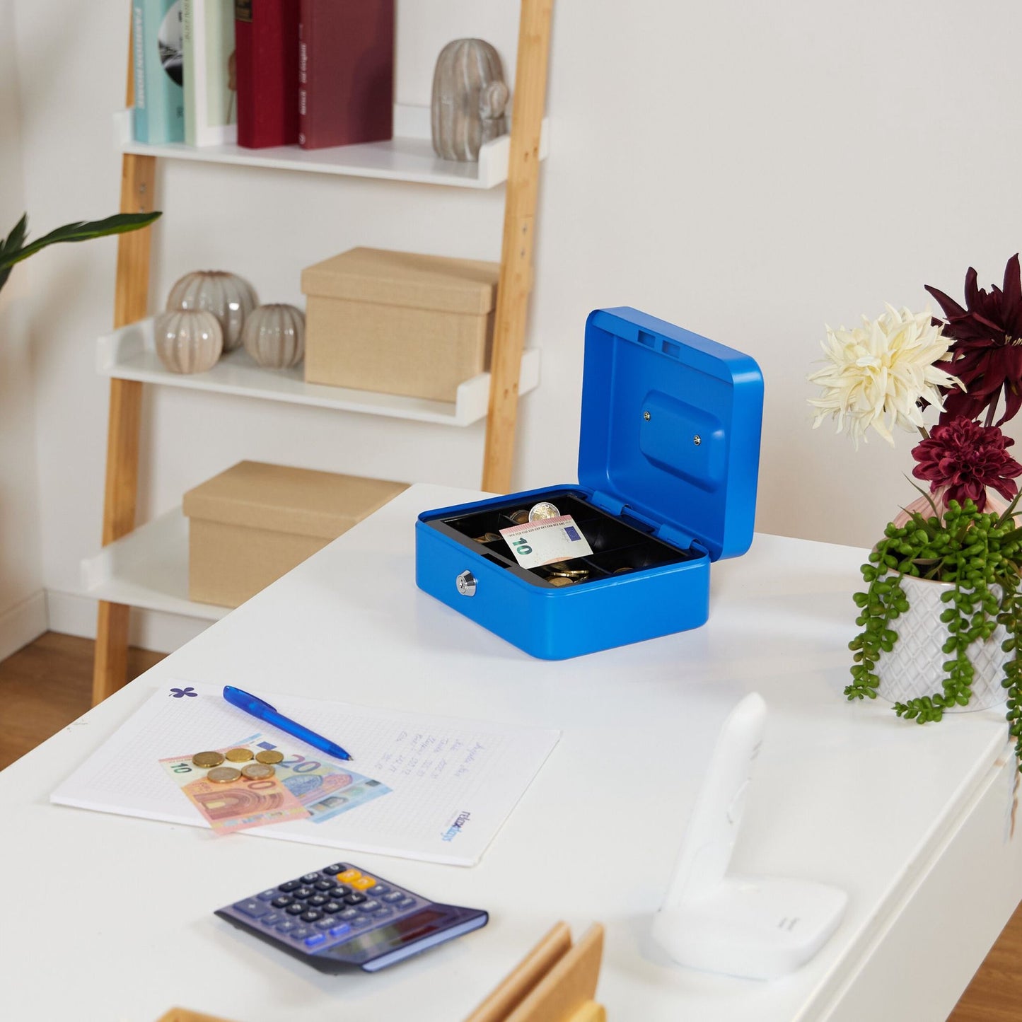 Lockable cash drawer
