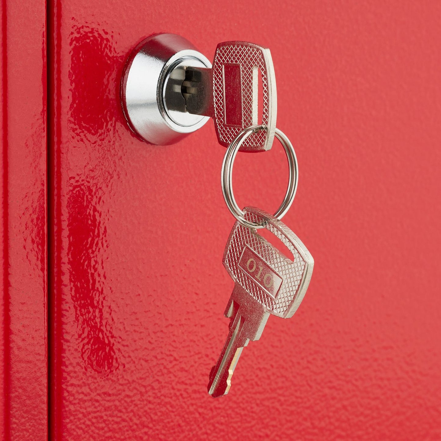 Lockable medicine cabinet