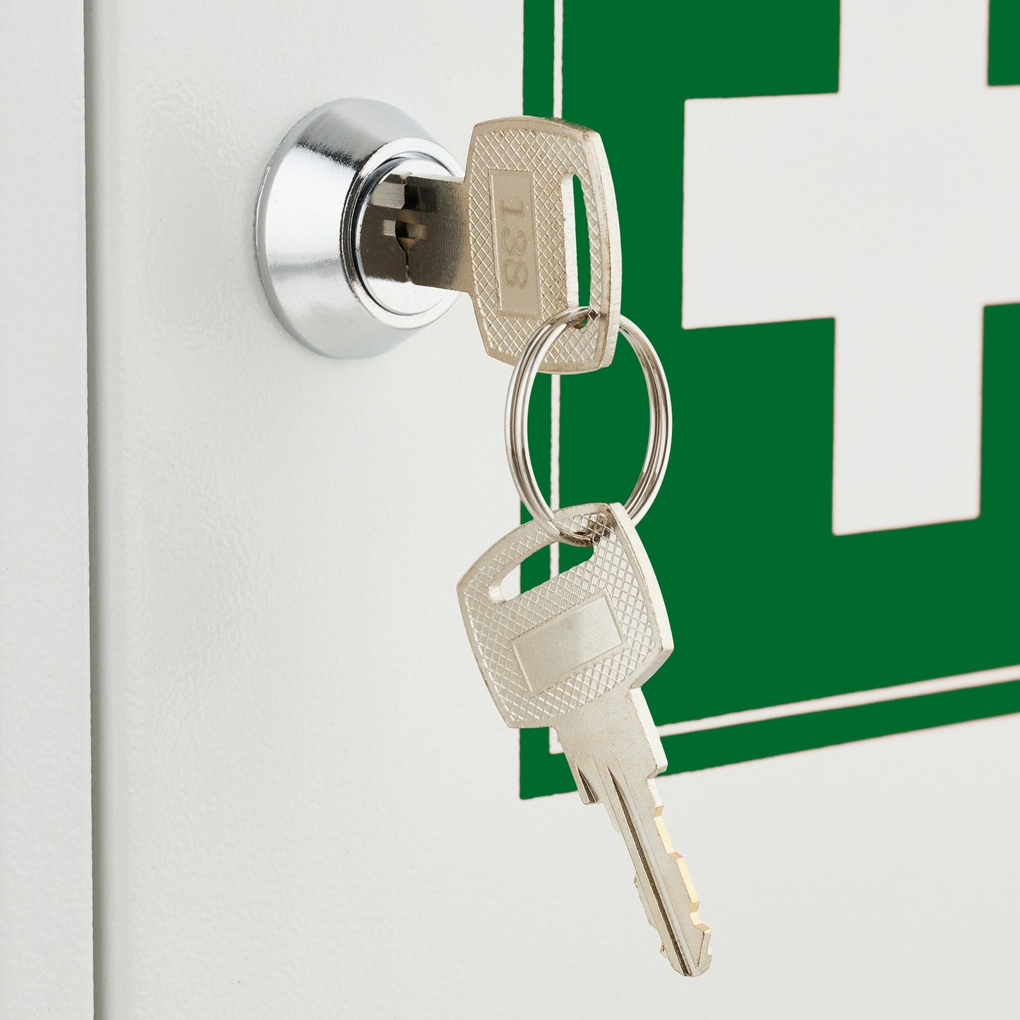 Lockable medicine cabinet