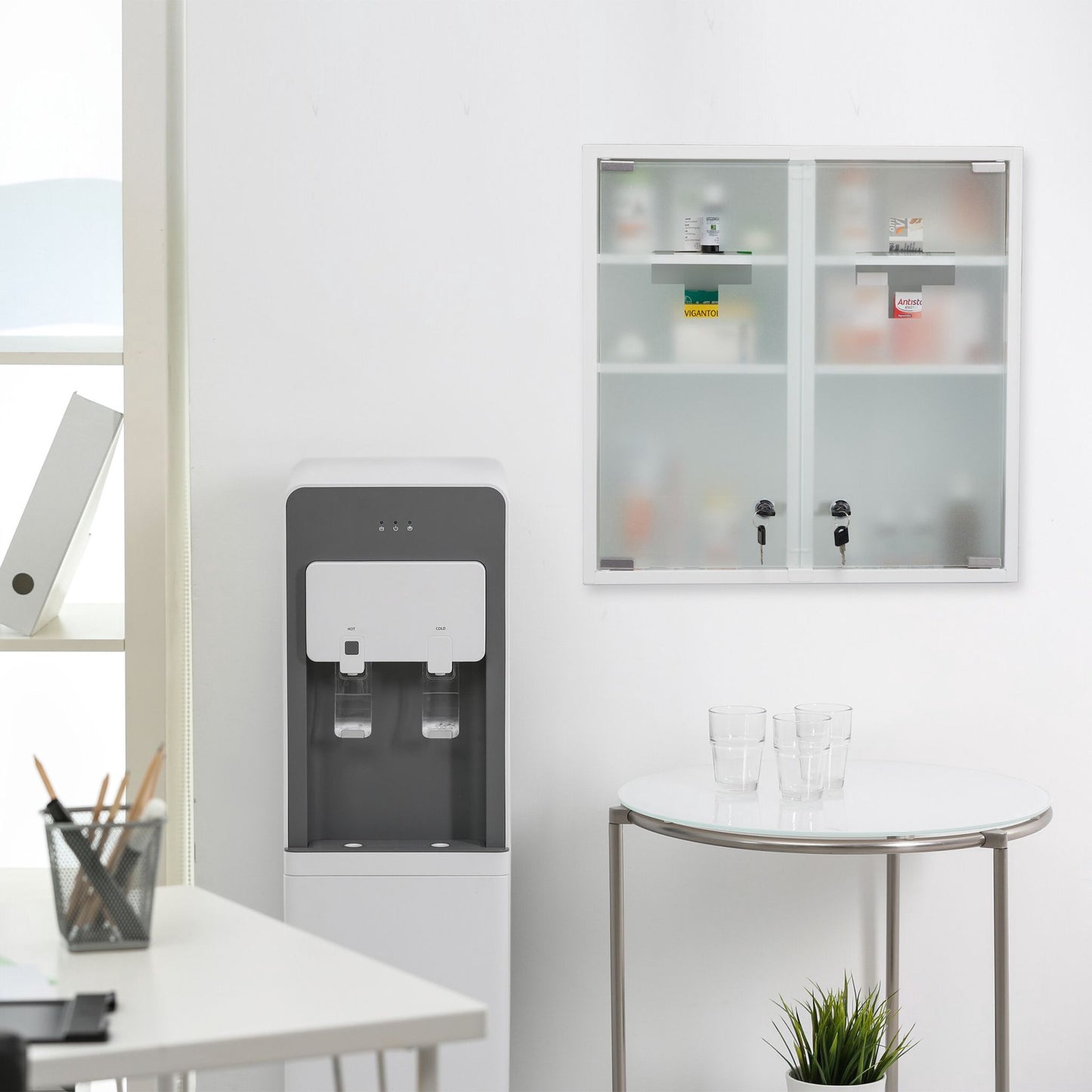 Lockable medicine cabinet with double doors