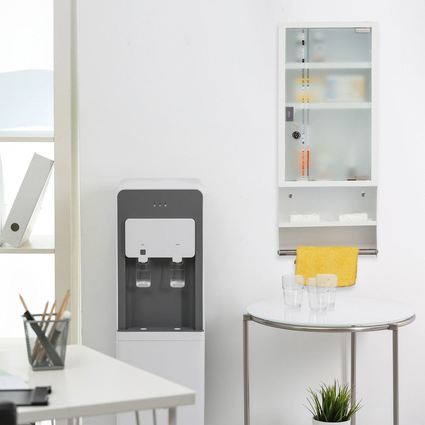 Lockable medicine cabinet with glass door