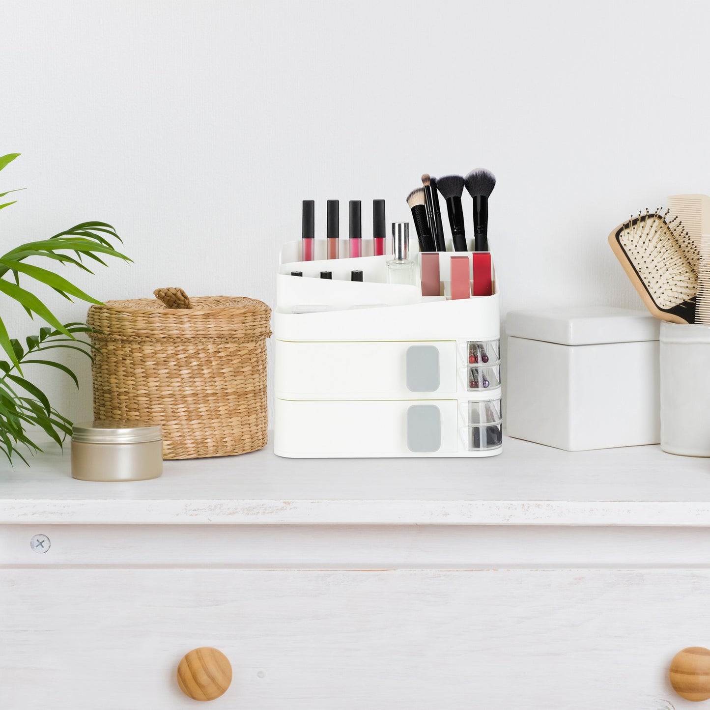 Makeup storage with drawers