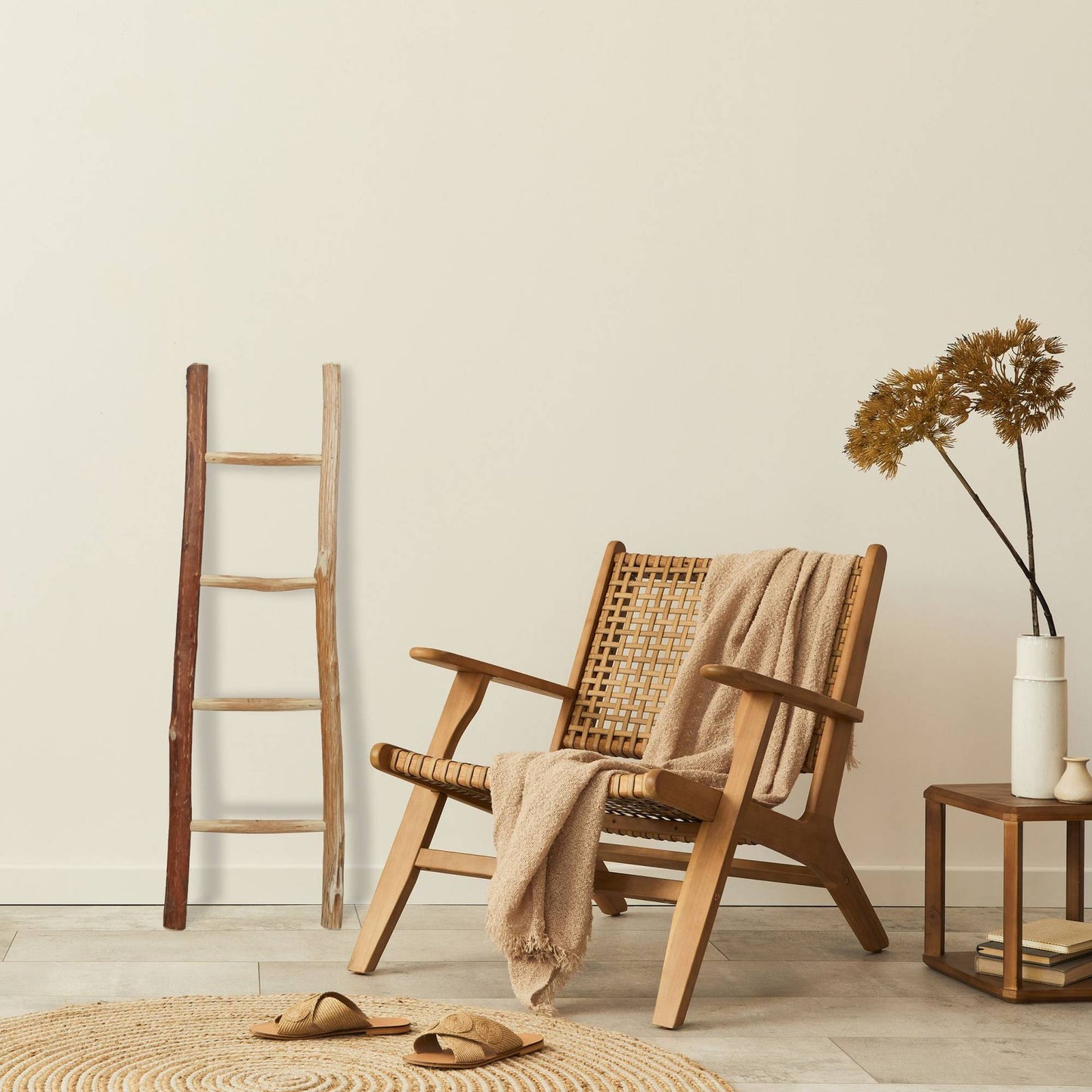 Medium-sized decorative ladder in chestnut wood