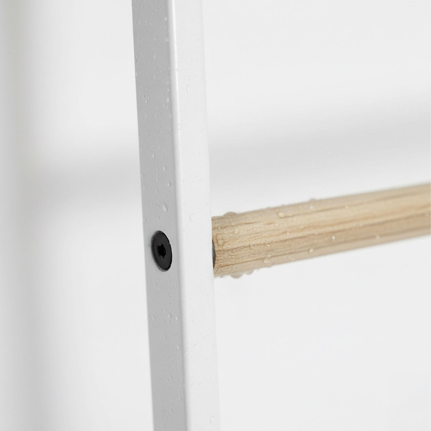 Metal Ladder Towel Rack – 4 Rungs, Space-Saving Design