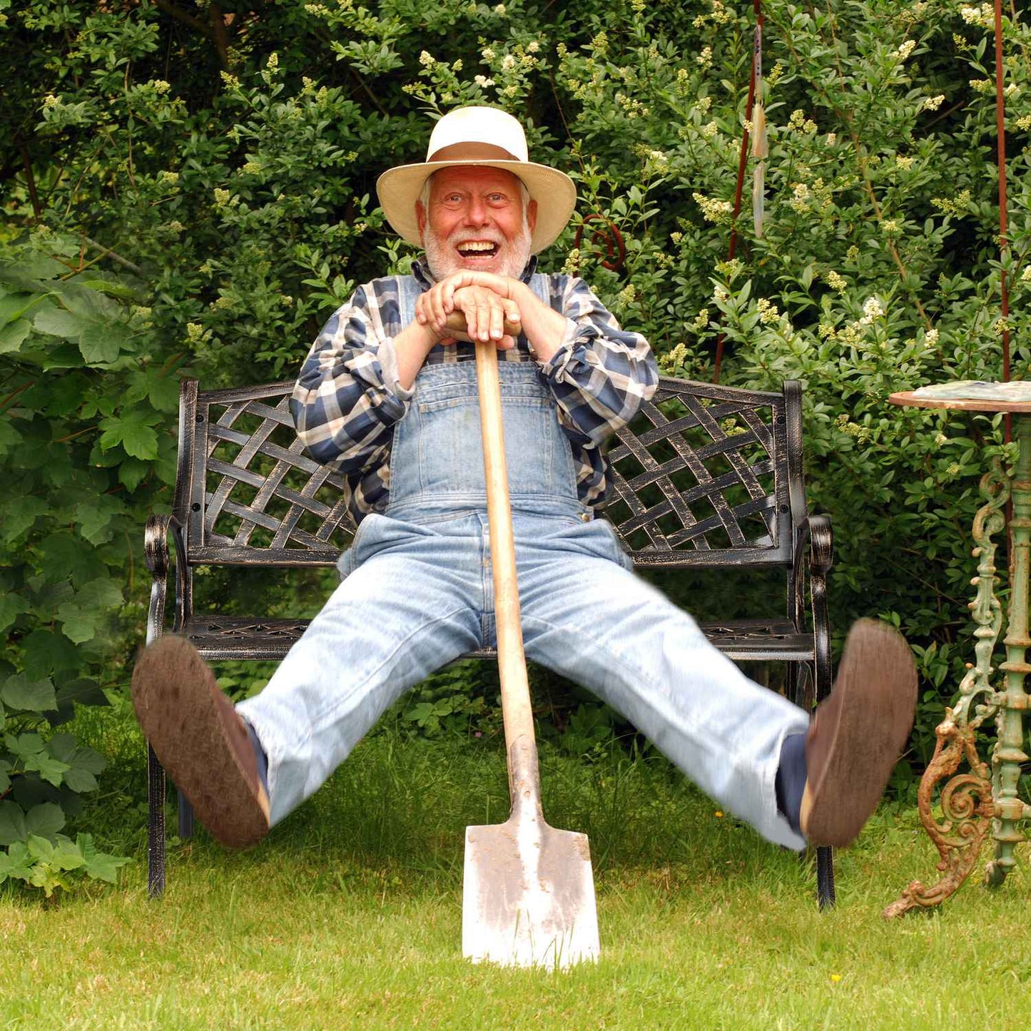 Metal garden bench in black and bronze