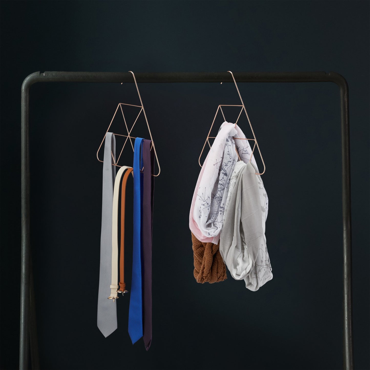 Metal scarf hanger