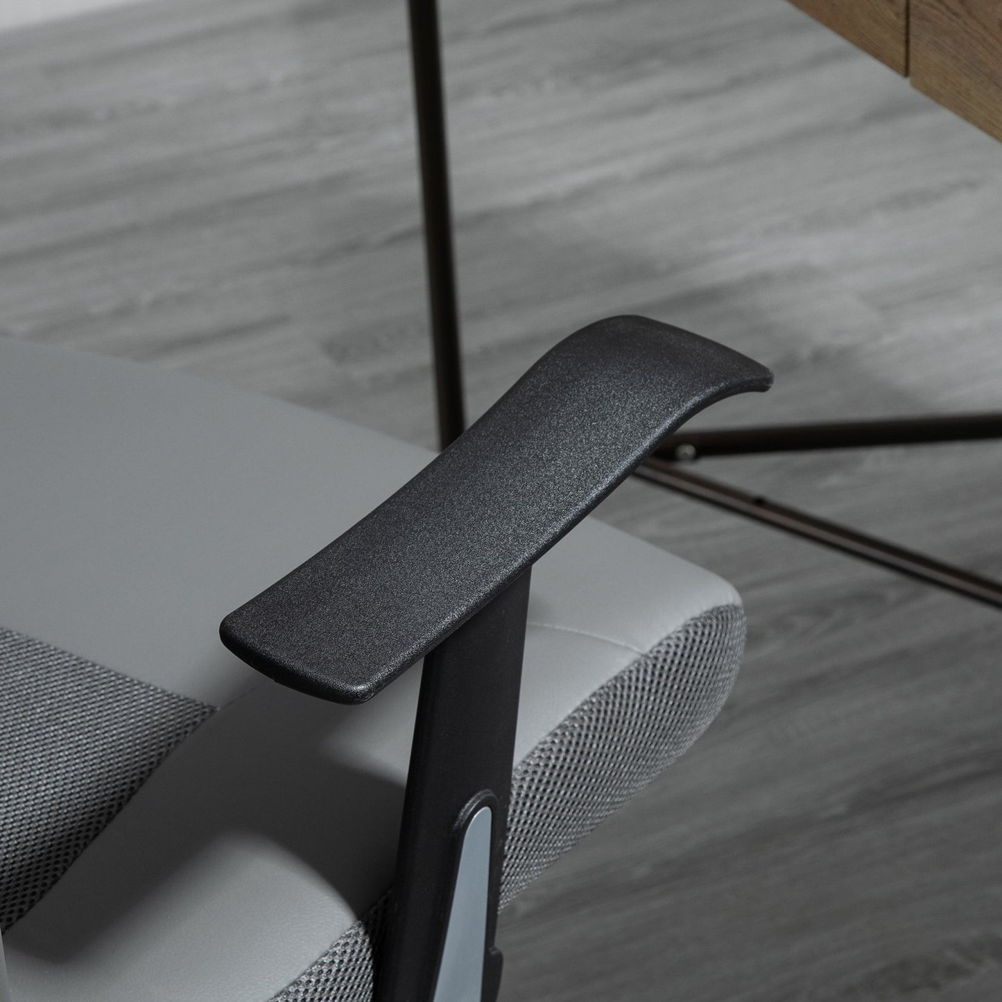 Ergonomic office chair in gray synthetic leather, adjustable