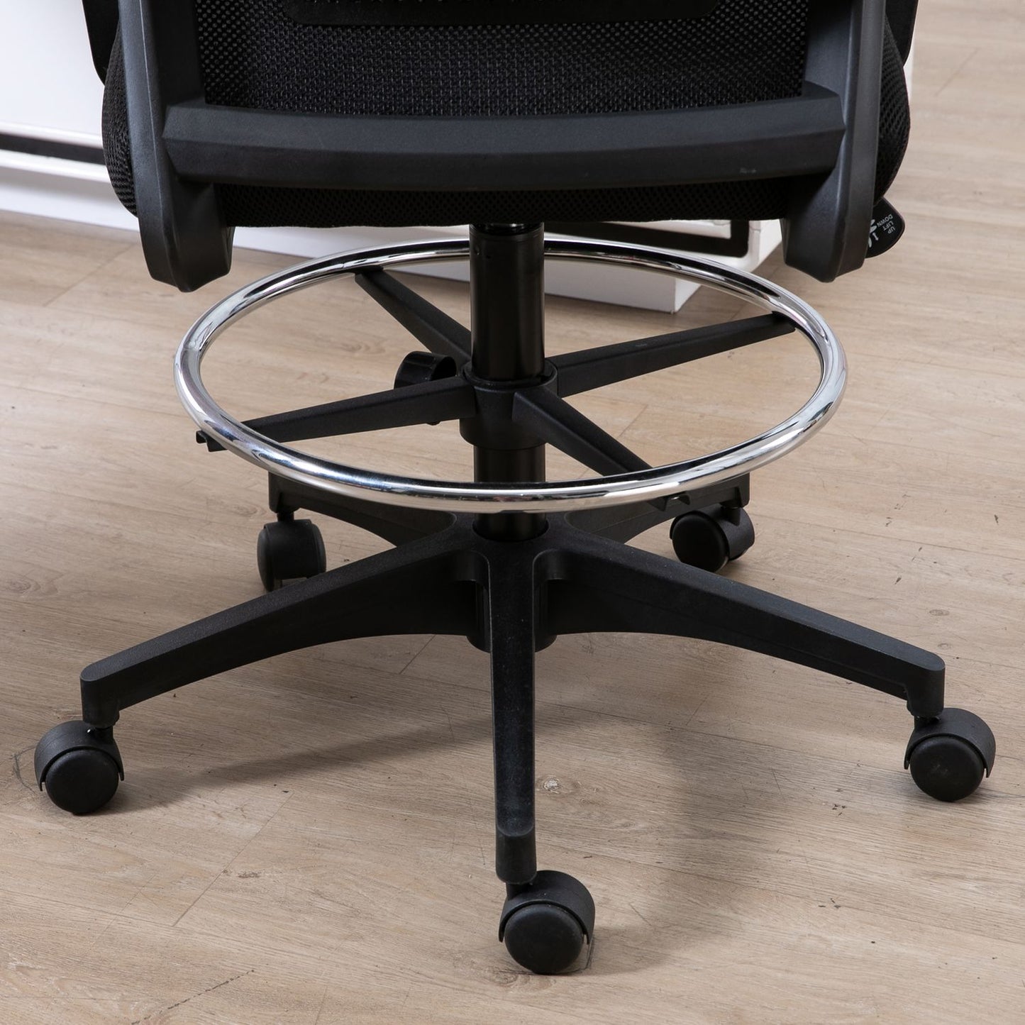 Office chair, height-adjustable desk chair with footrest, mesh backrest, rollable, plastic, black