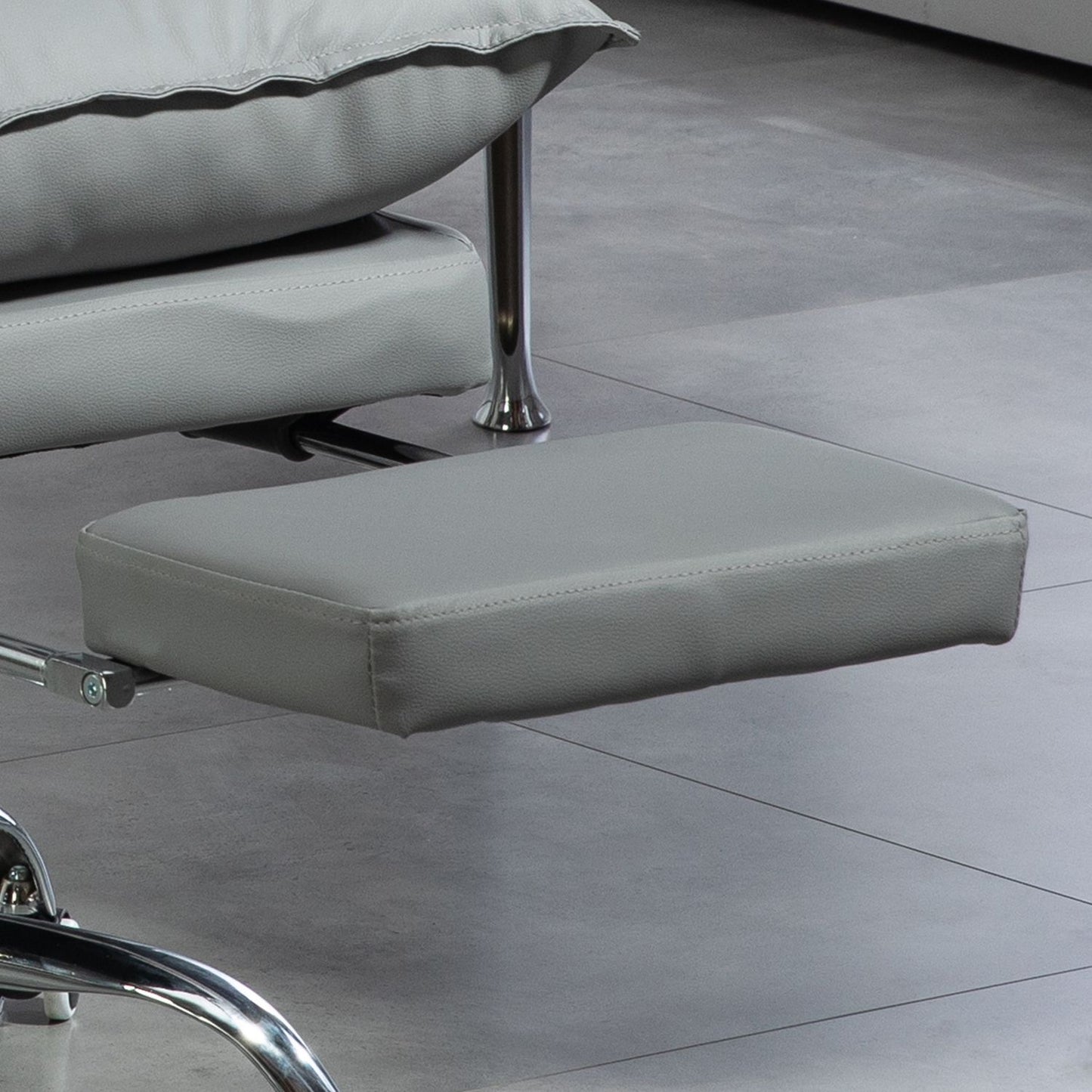 Ergonomic office chair with footrest, reclining and padded