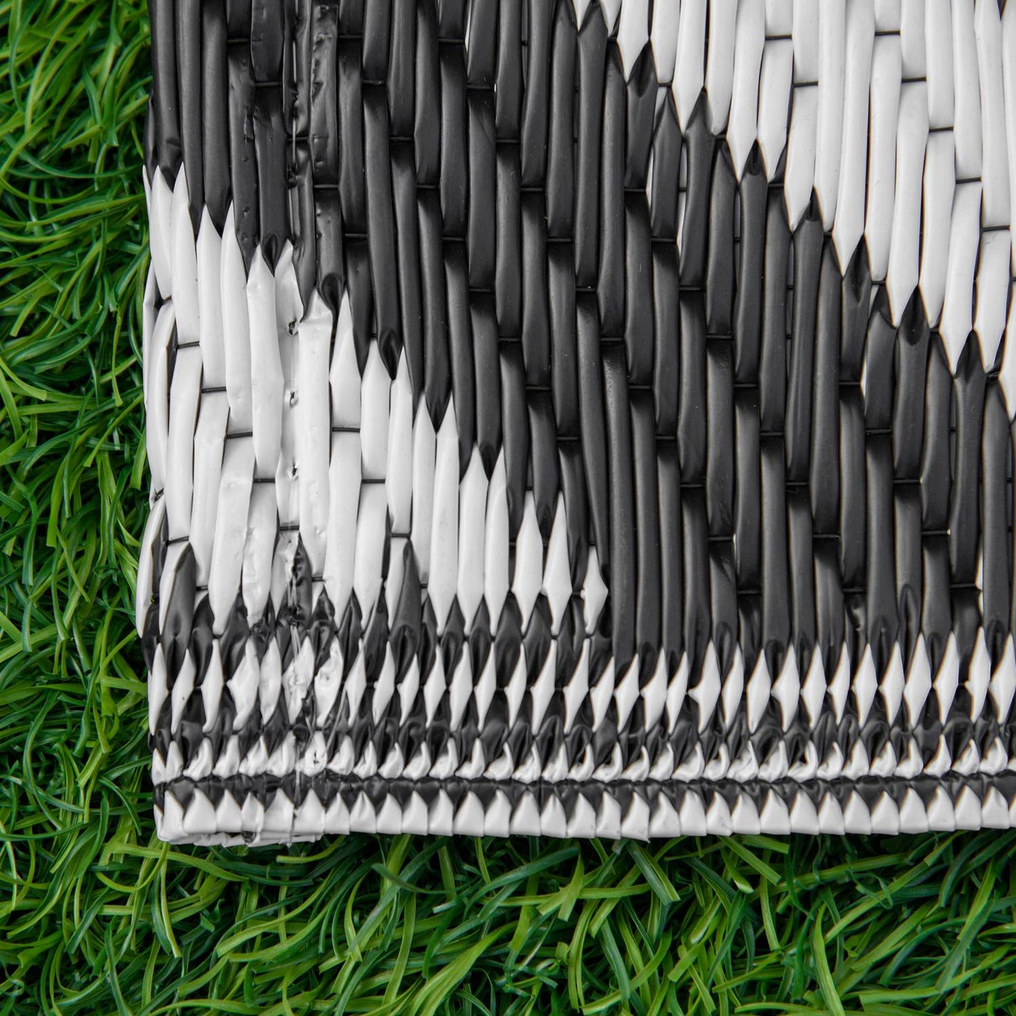 Outdoor plastic mat - water-repellent, double-sided, 152x243 cm