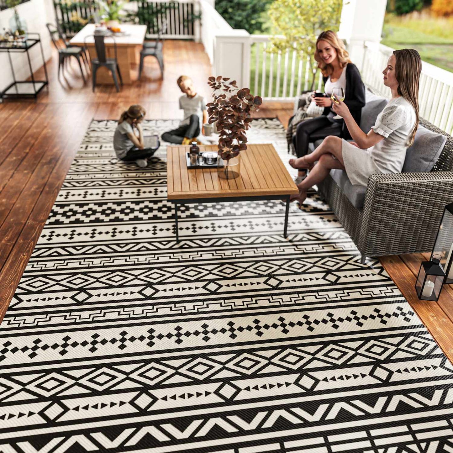 Weather resistant outdoor rug - Foldable black and white, 548x274 cm