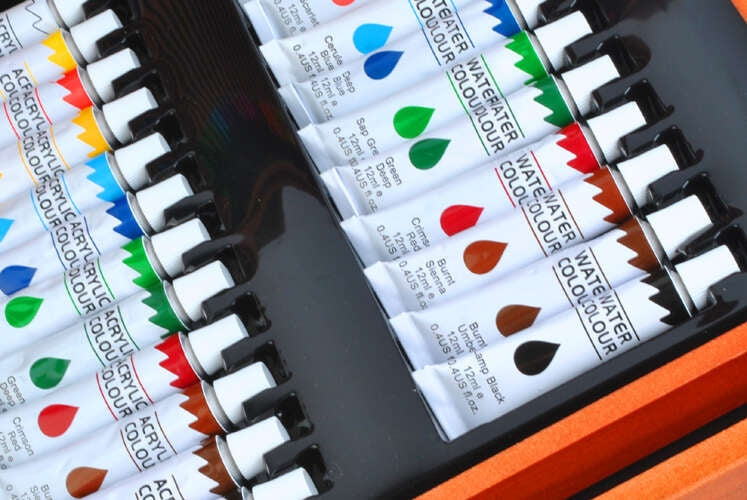 Painting set 174 pieces in a suitcase