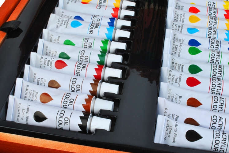 Painting set 174 pieces in a suitcase