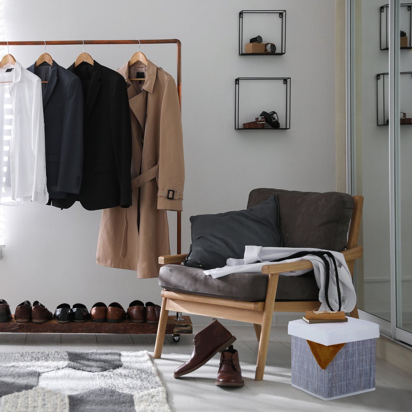 Pallet with storage space