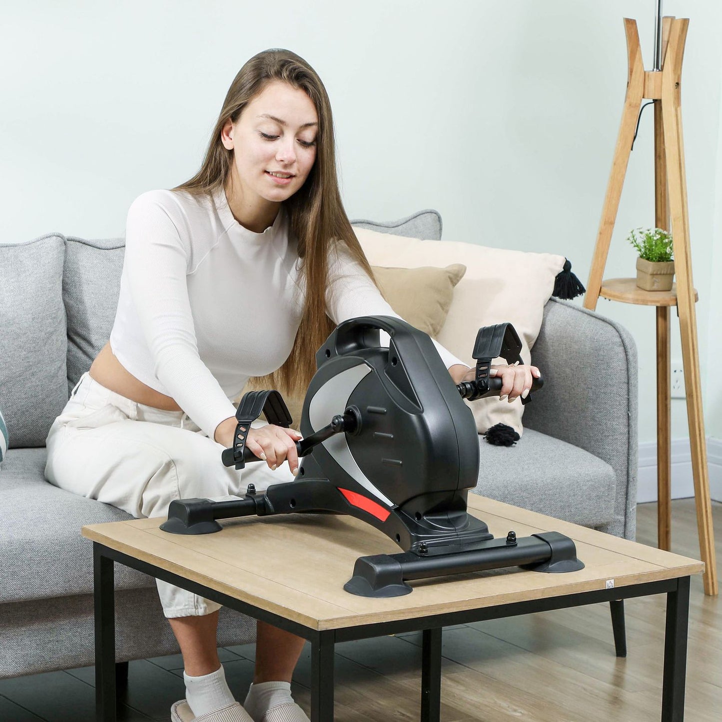 Quiet pedal trainer with 8-level magnetic resistance