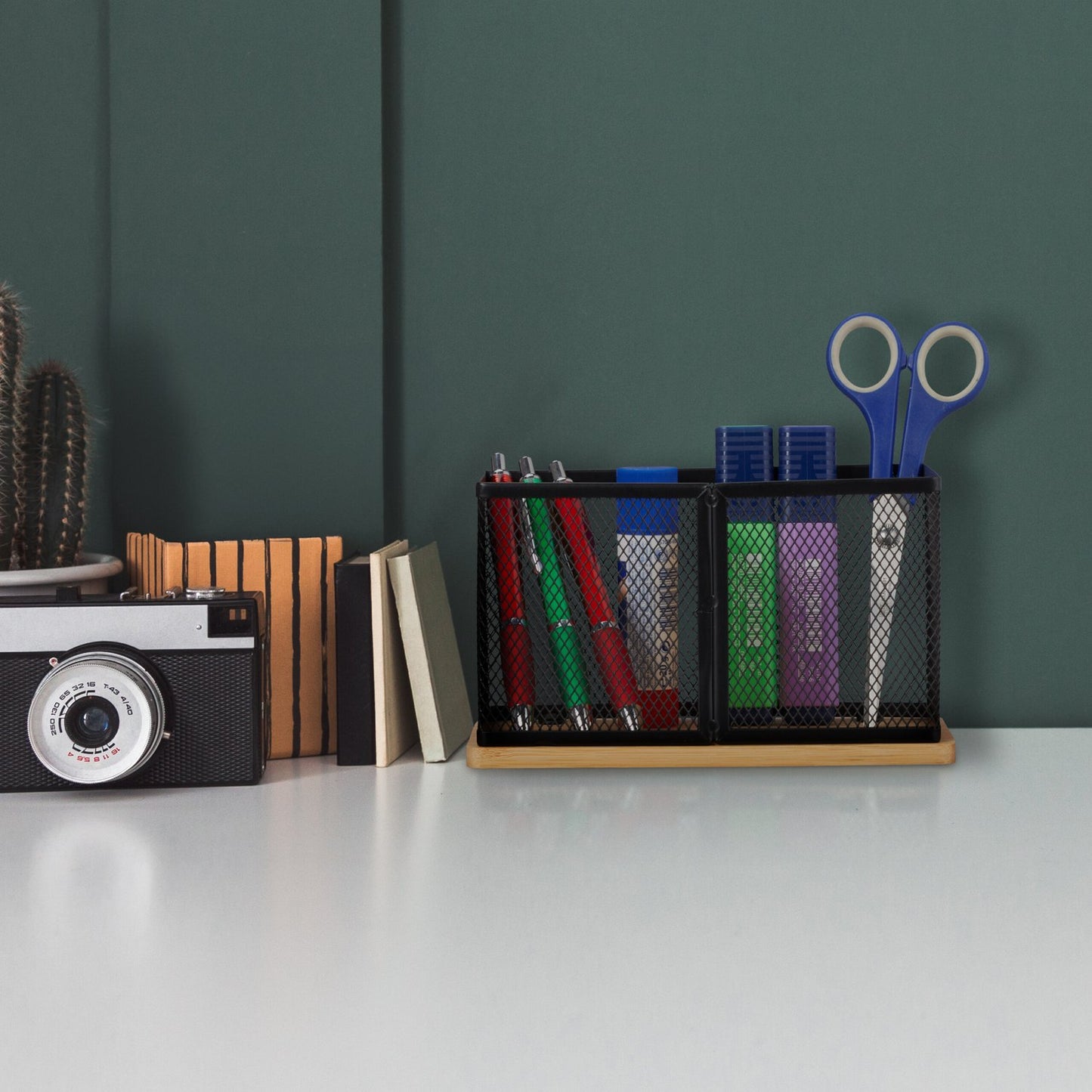 Pen holder in bamboo and mesh