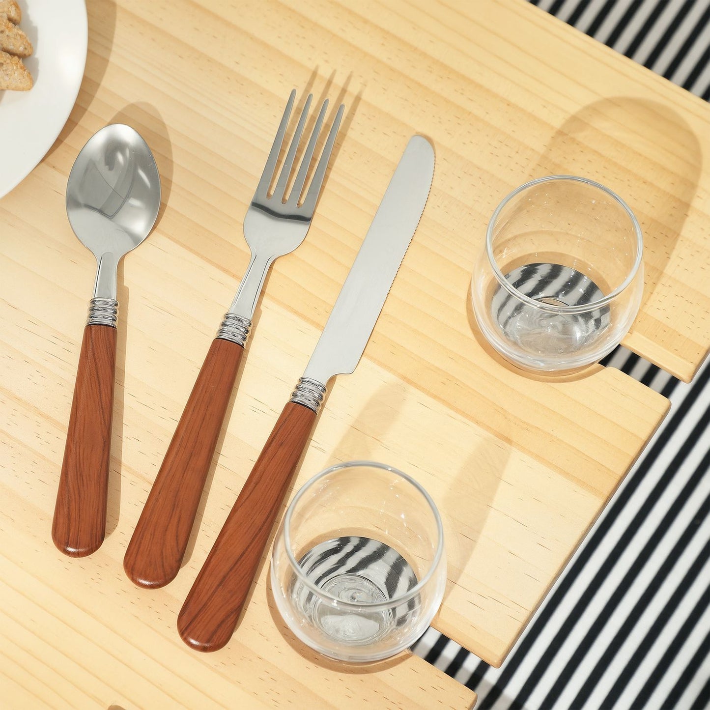 Willow picnic basket for 4 with blanket & cutlery set