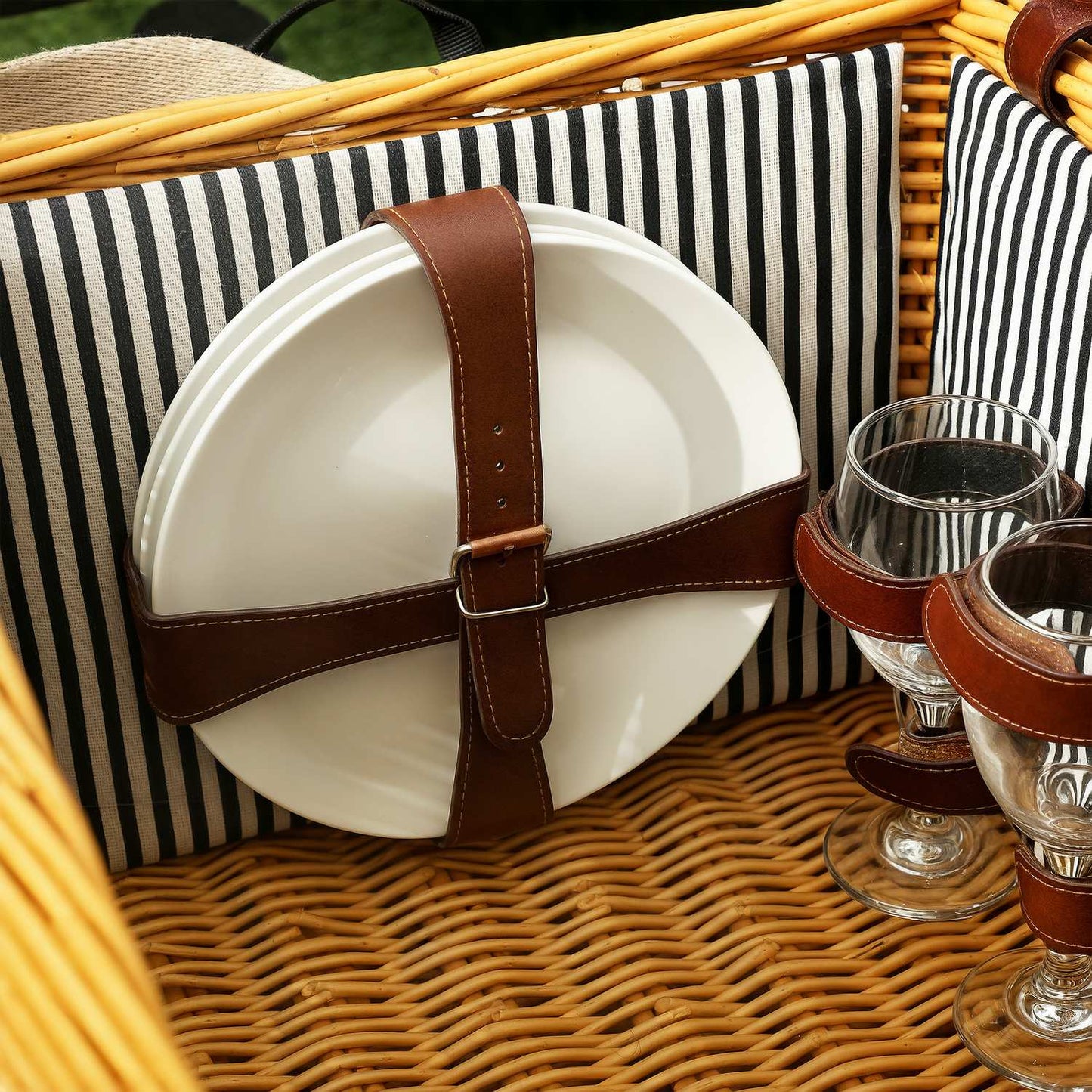 Willow picnic basket for 4 with blanket & cutlery set