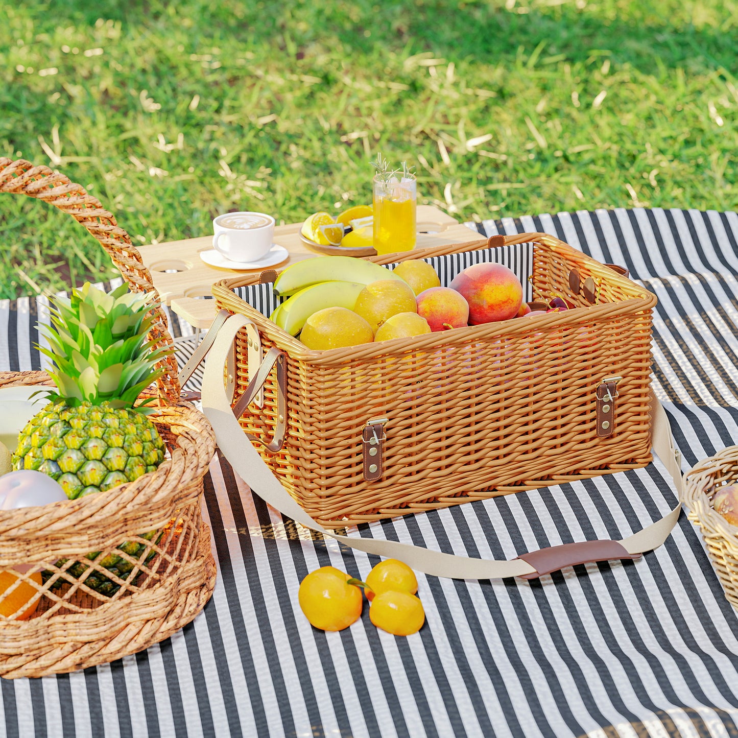 Willow picnic basket for 4 with blanket & cutlery set