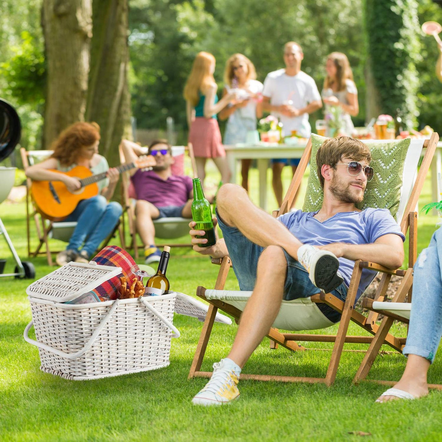 Picnic basket with lid