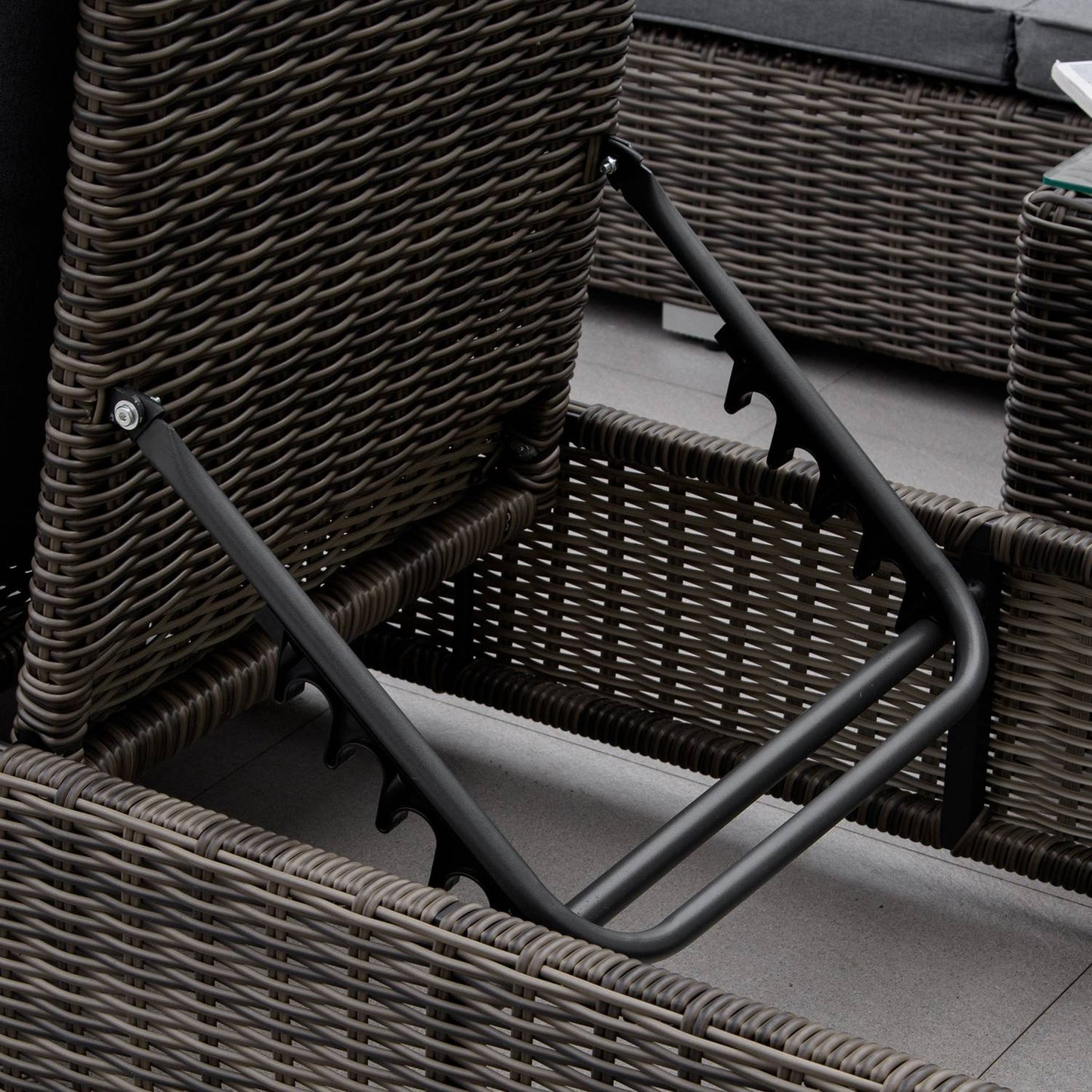 Adjustable sun lounger in poly rattan with table and cushion