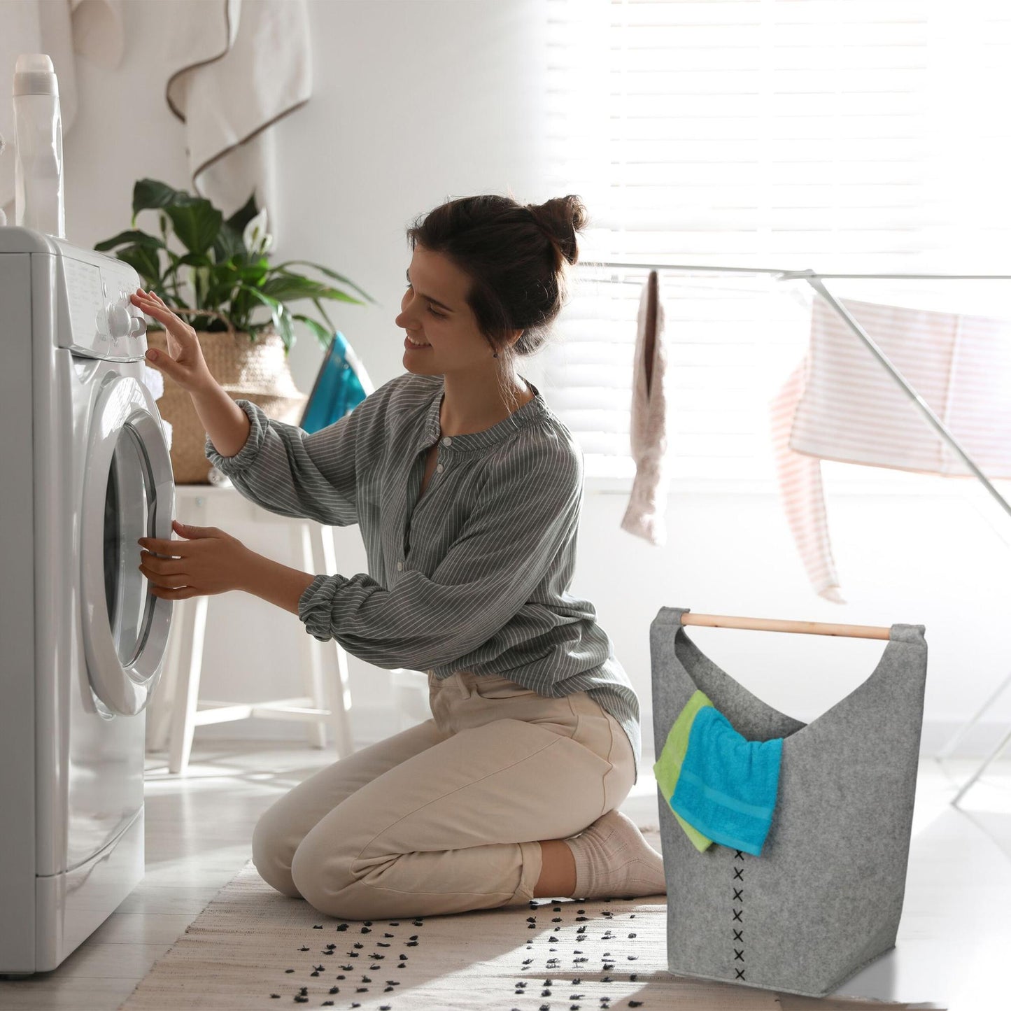 Portable laundry box in felt