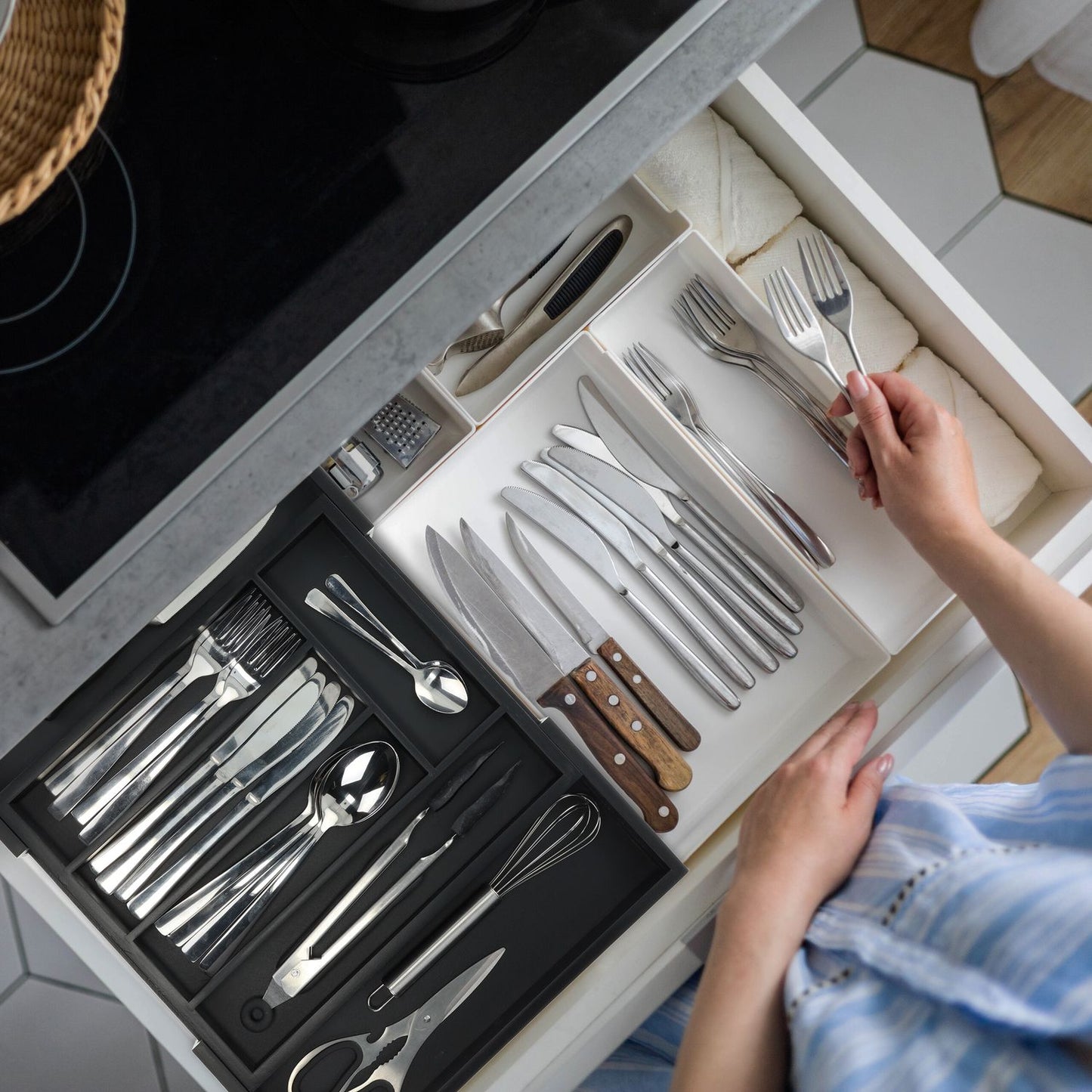 Pull-out cutlery tray