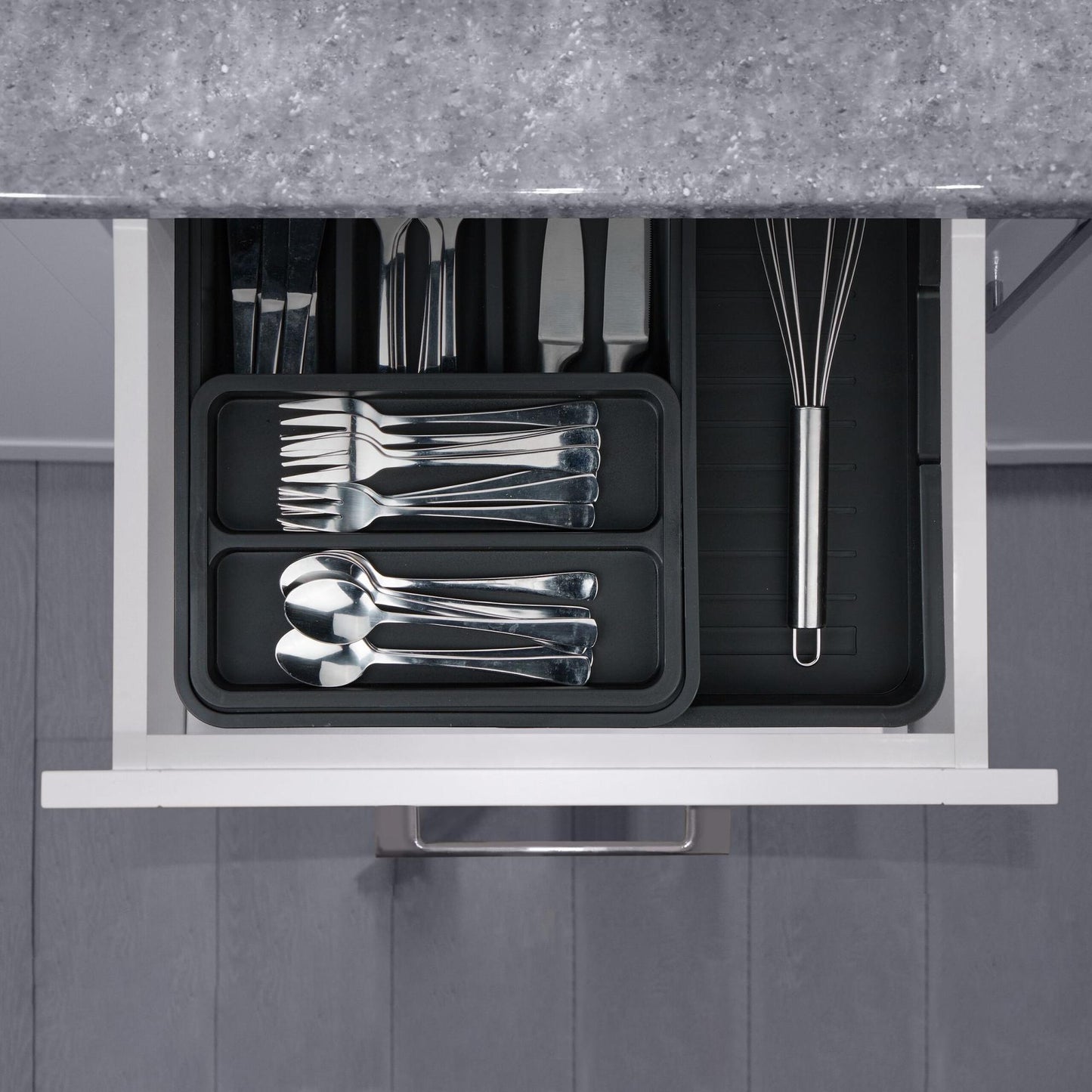 Pull-out cutlery tray in black