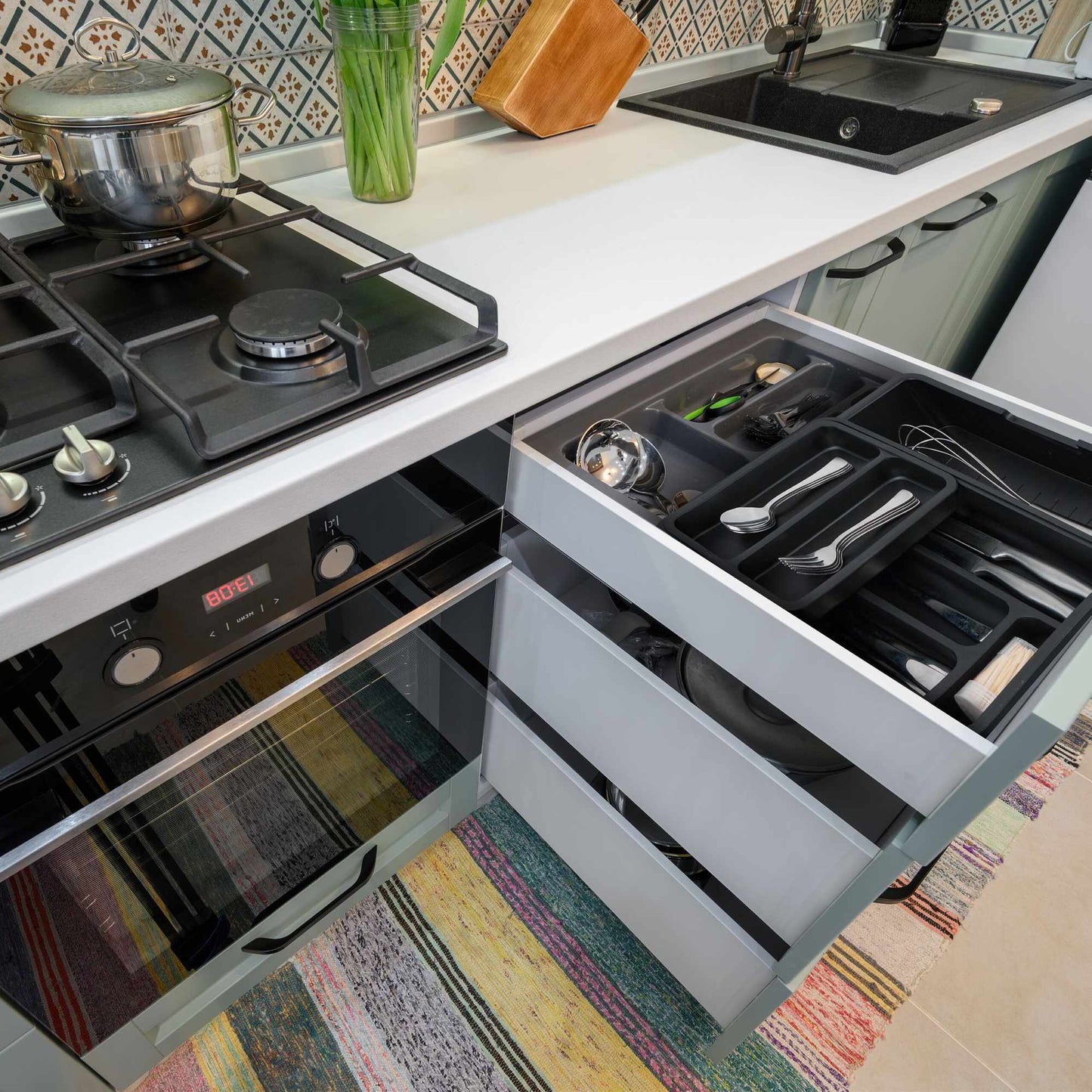 Pull-out cutlery tray in black