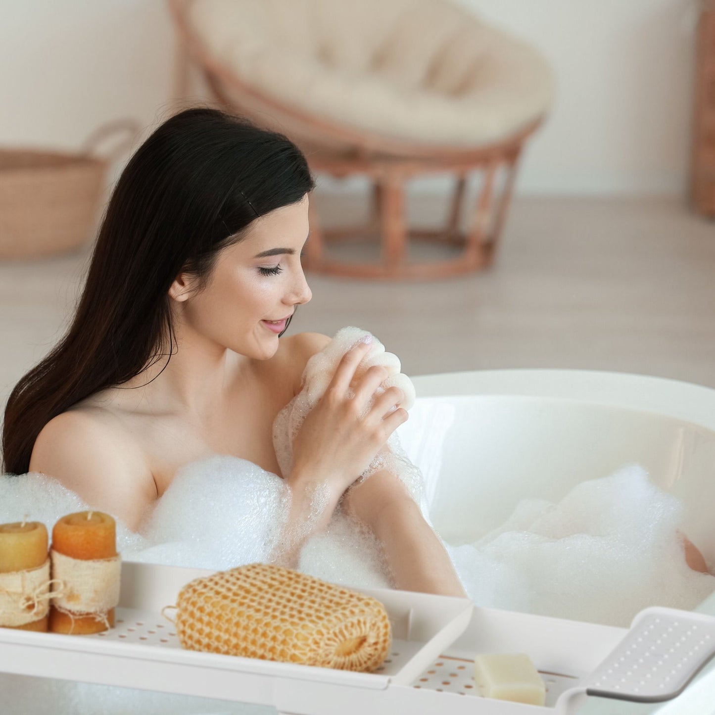 Pull-out shelf for bathtub