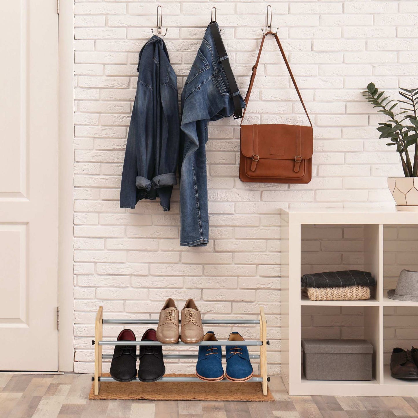 Pull-out shoe shelf
