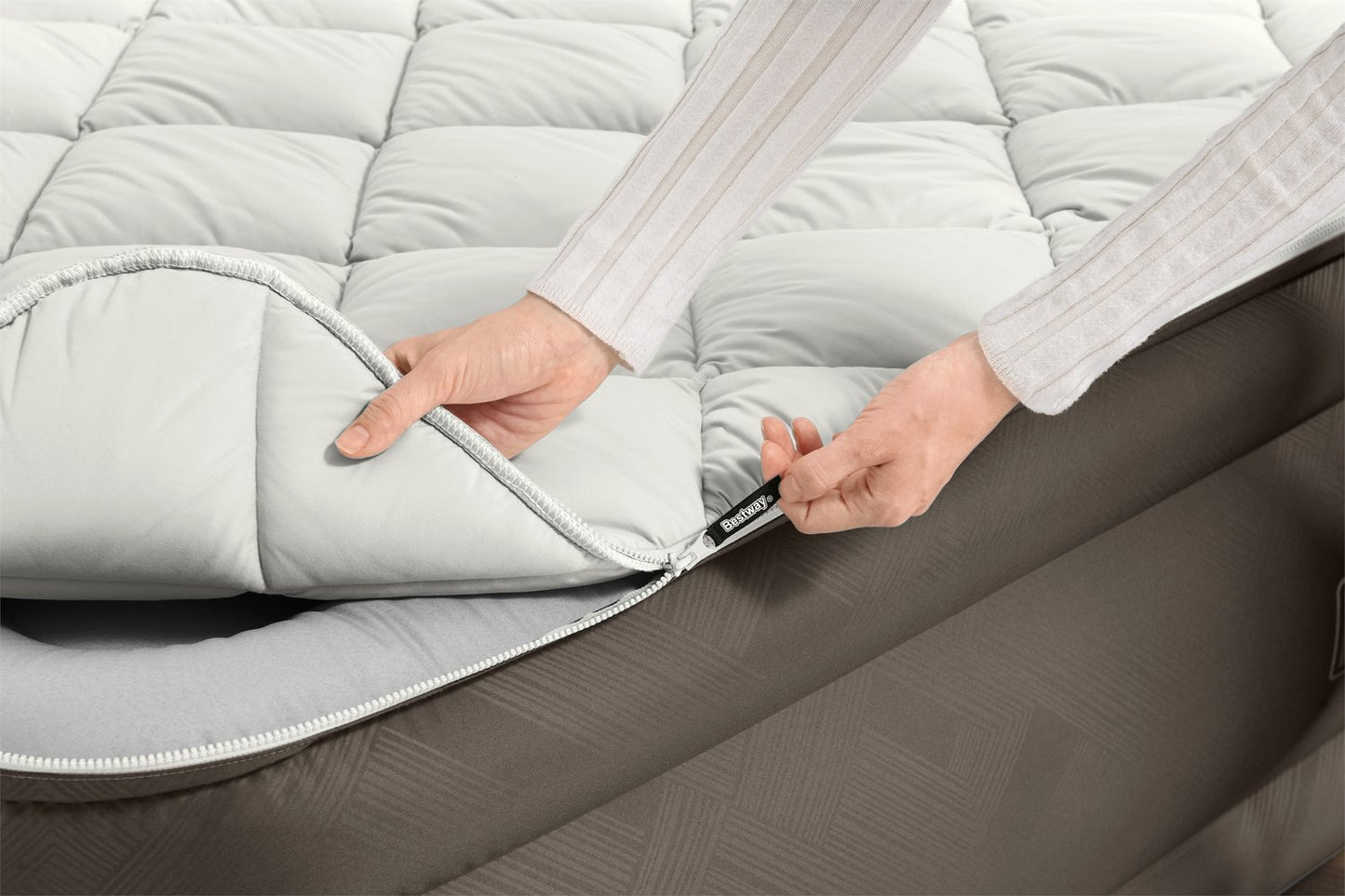 Queen Air Mattress with Built-In Pump, 203x152x51 cm