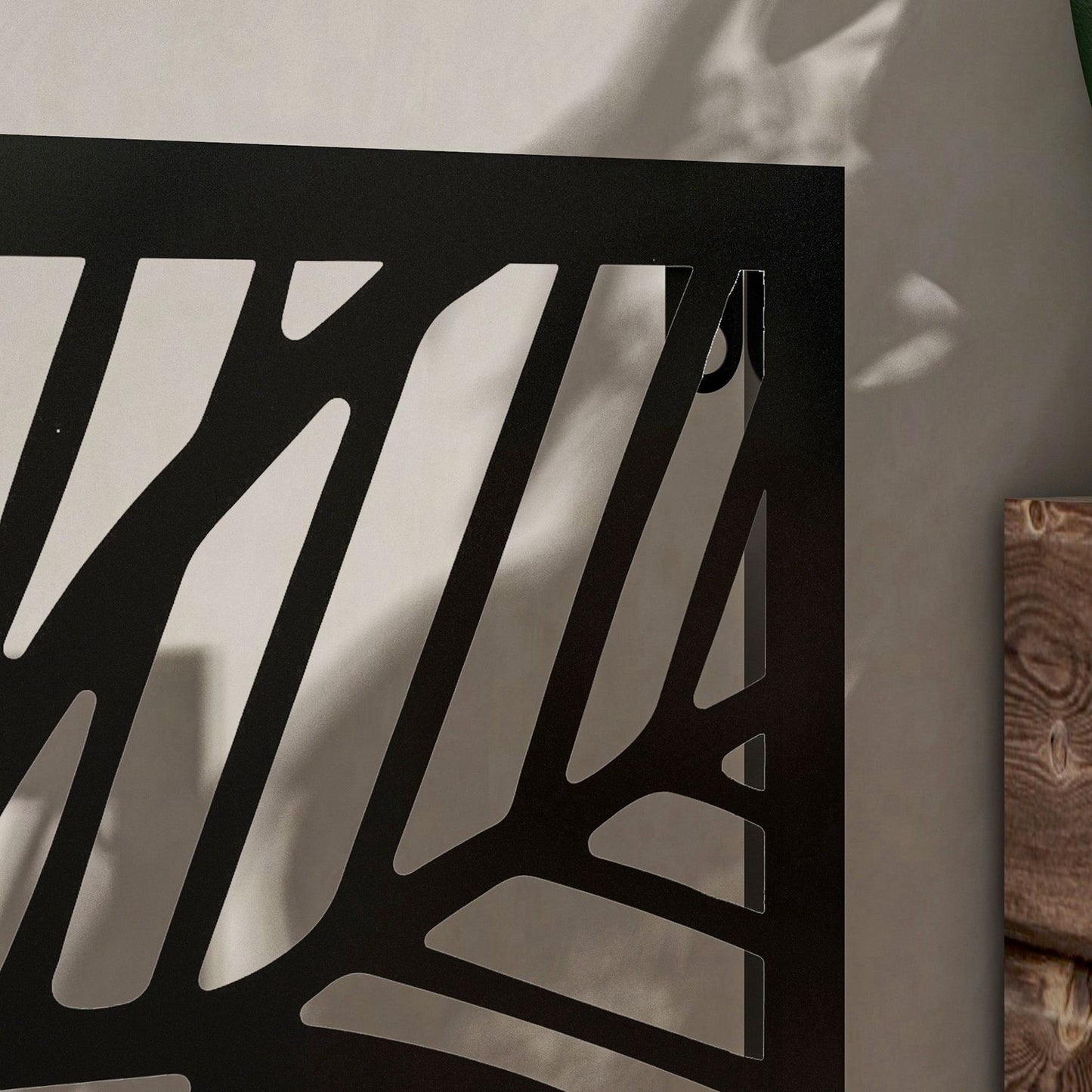 Wall-mounted metal planter with trellis, 61x23x113cm