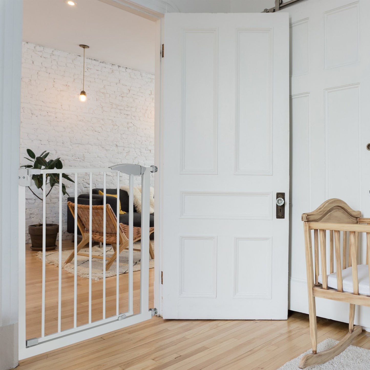 Retractable door guard without drilling
