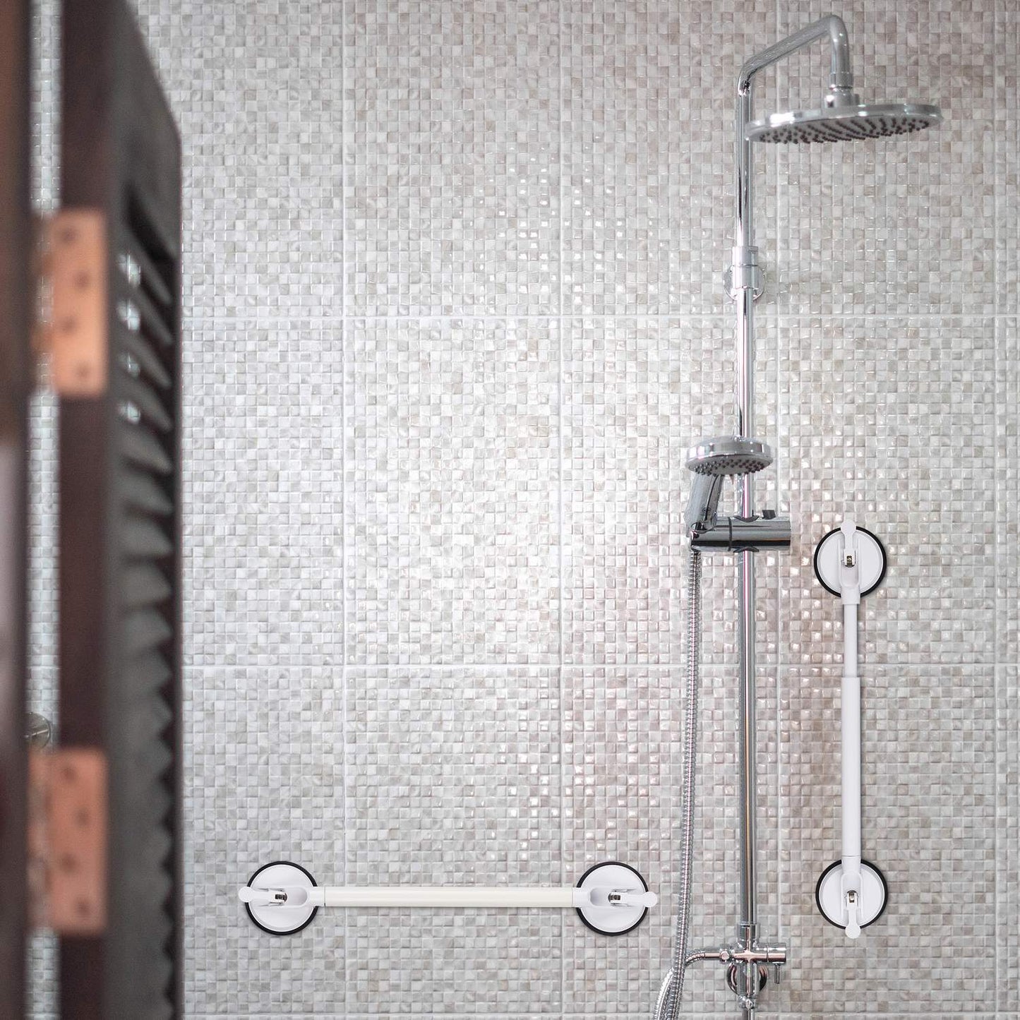 Retractable suction handle
