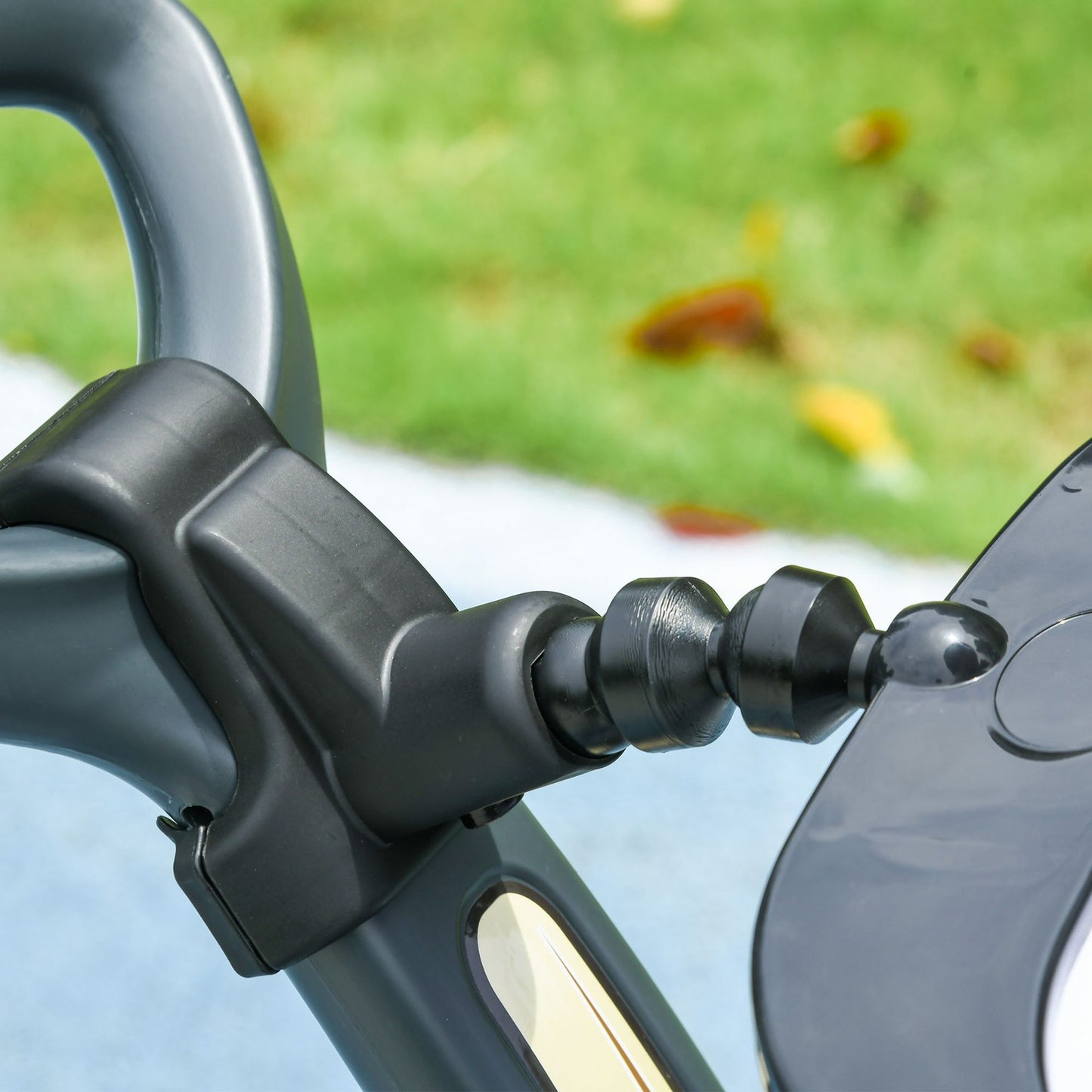Ride-on car with support bar for children 12-36 months
