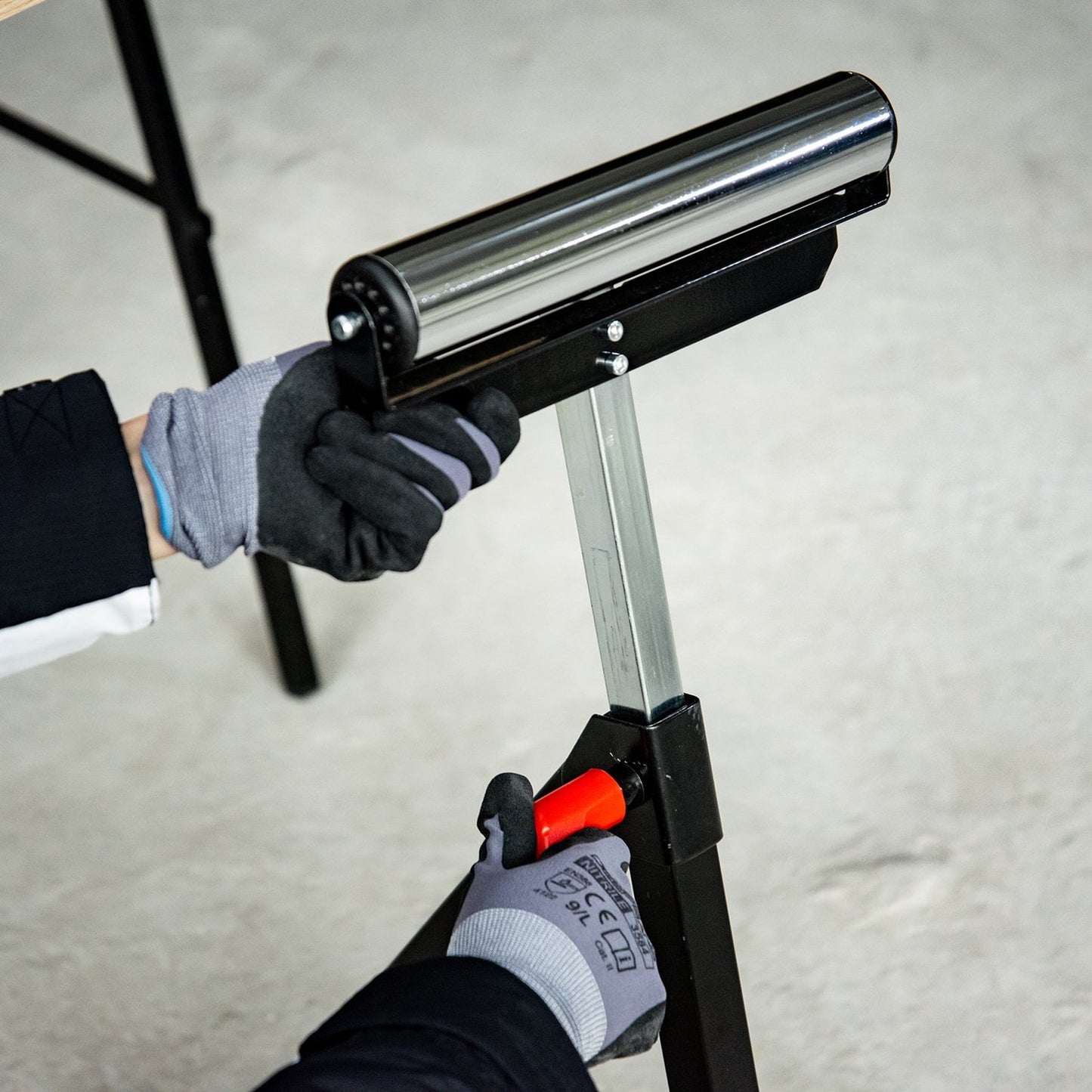 Adjustable roll bar - metal, 90 kg capacity, black