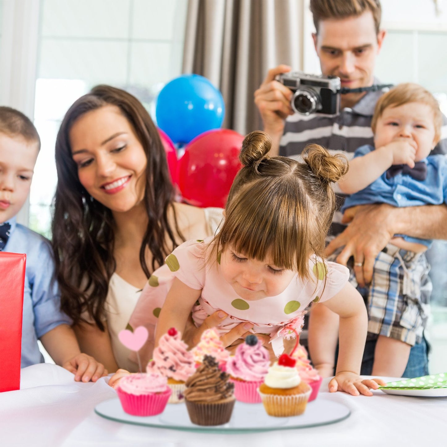 Rotating glass cake plate