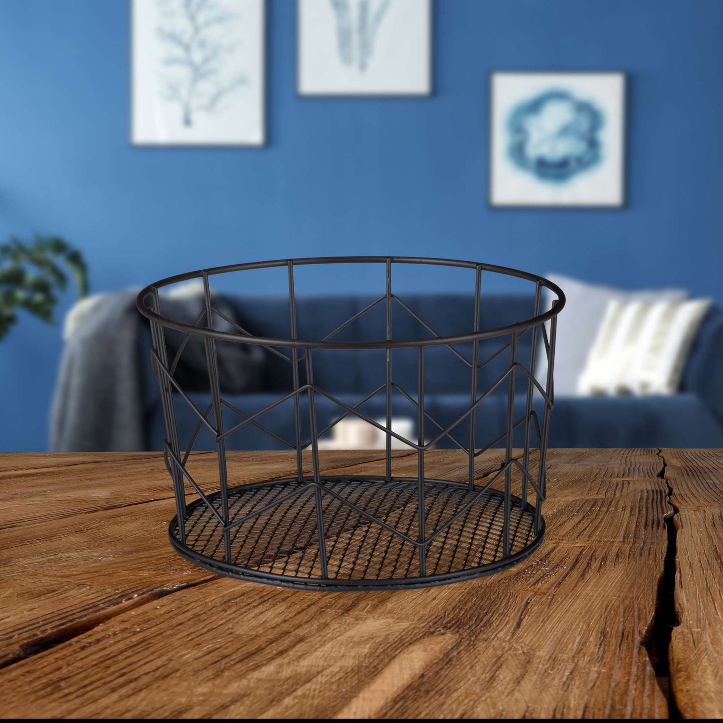 Round basket made of metal wire